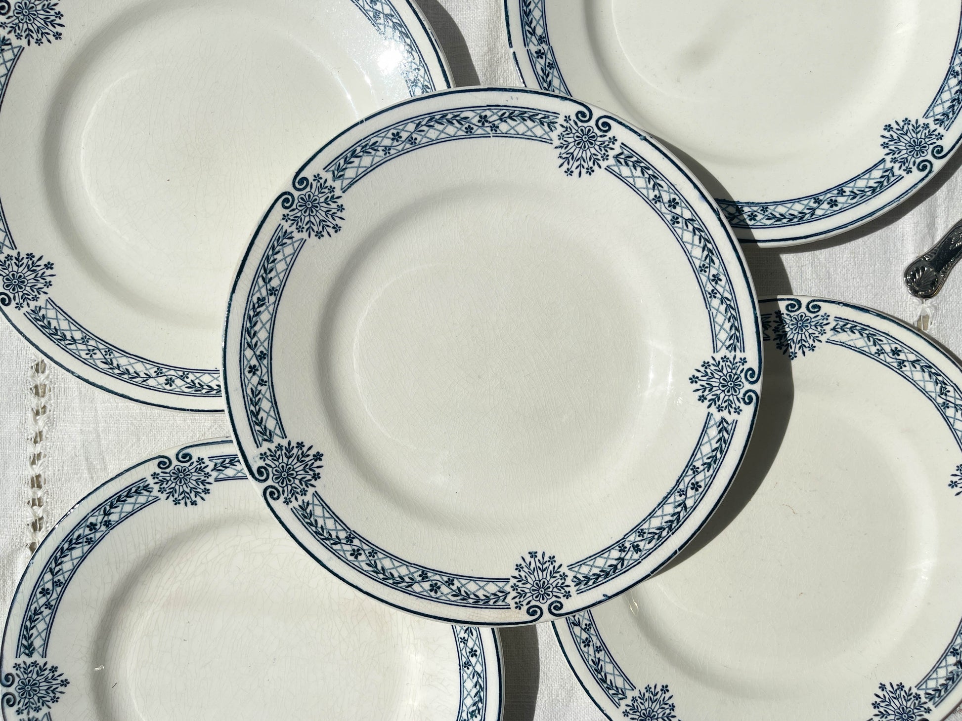5 Petites Assiettes Terre de fer bleue Salins modèle Arbois Ennege