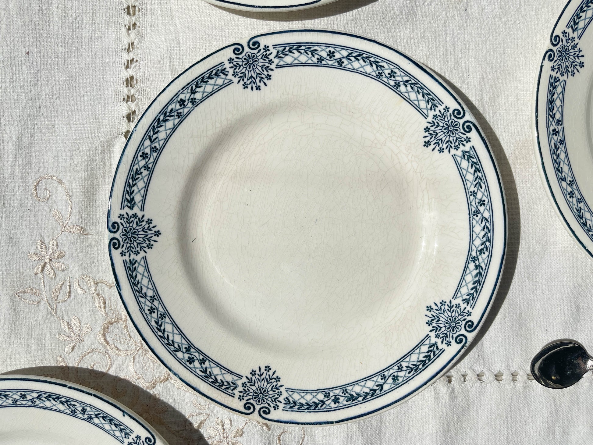 5 Petites Assiettes Terre de fer bleue Salins modèle Arbois Ennege