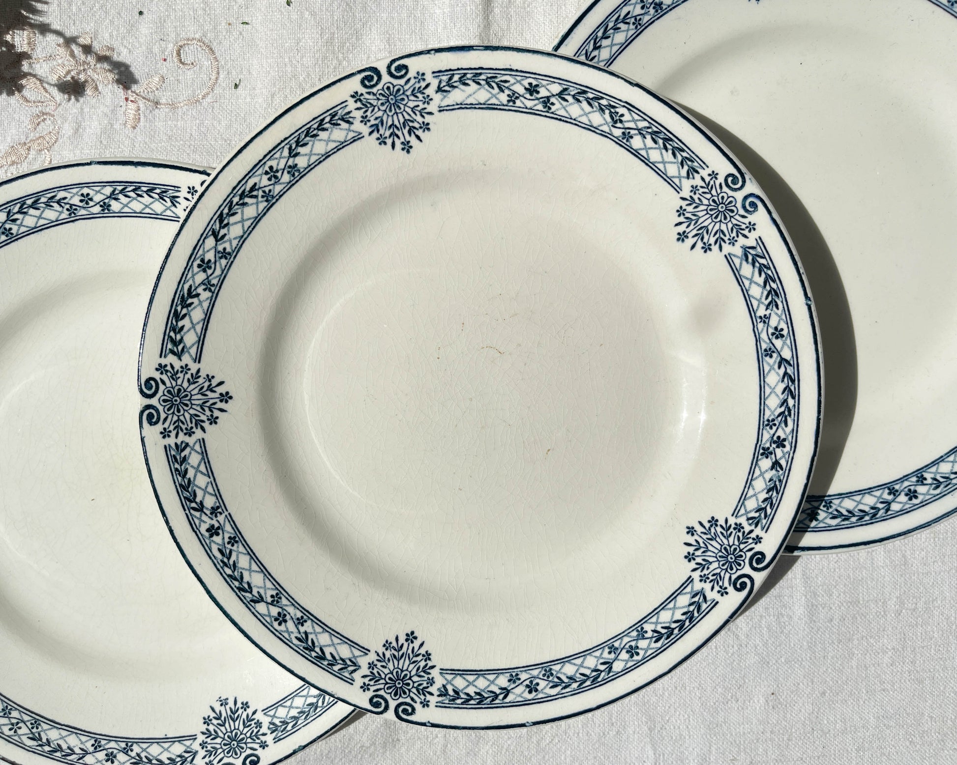 5 Petites Assiettes Terre de fer bleue Salins modèle Arbois Ennege