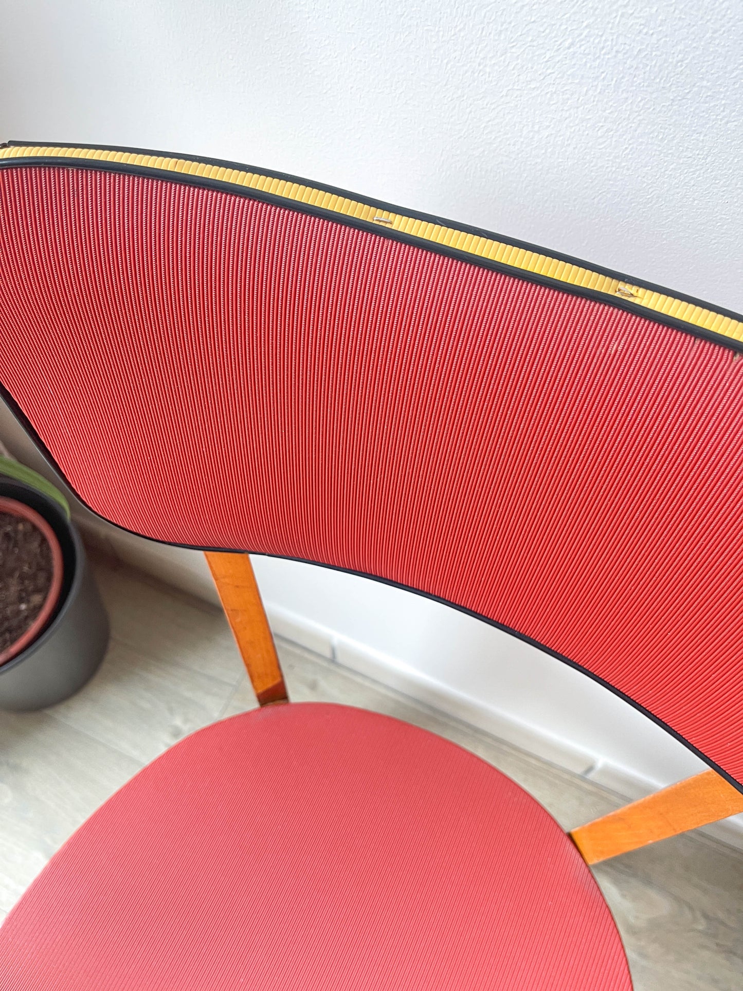 Chaises vintage années 60 bois et skaï rouge