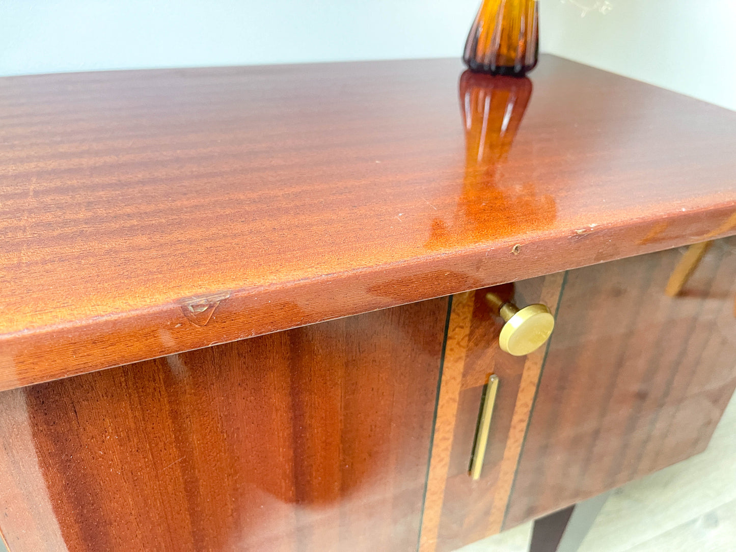 Table de chevet vintage bois et laiton, 1950