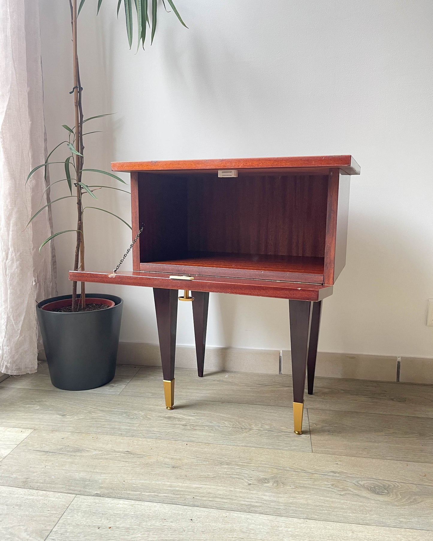 Table de chevet vintage bois et laiton, 1950