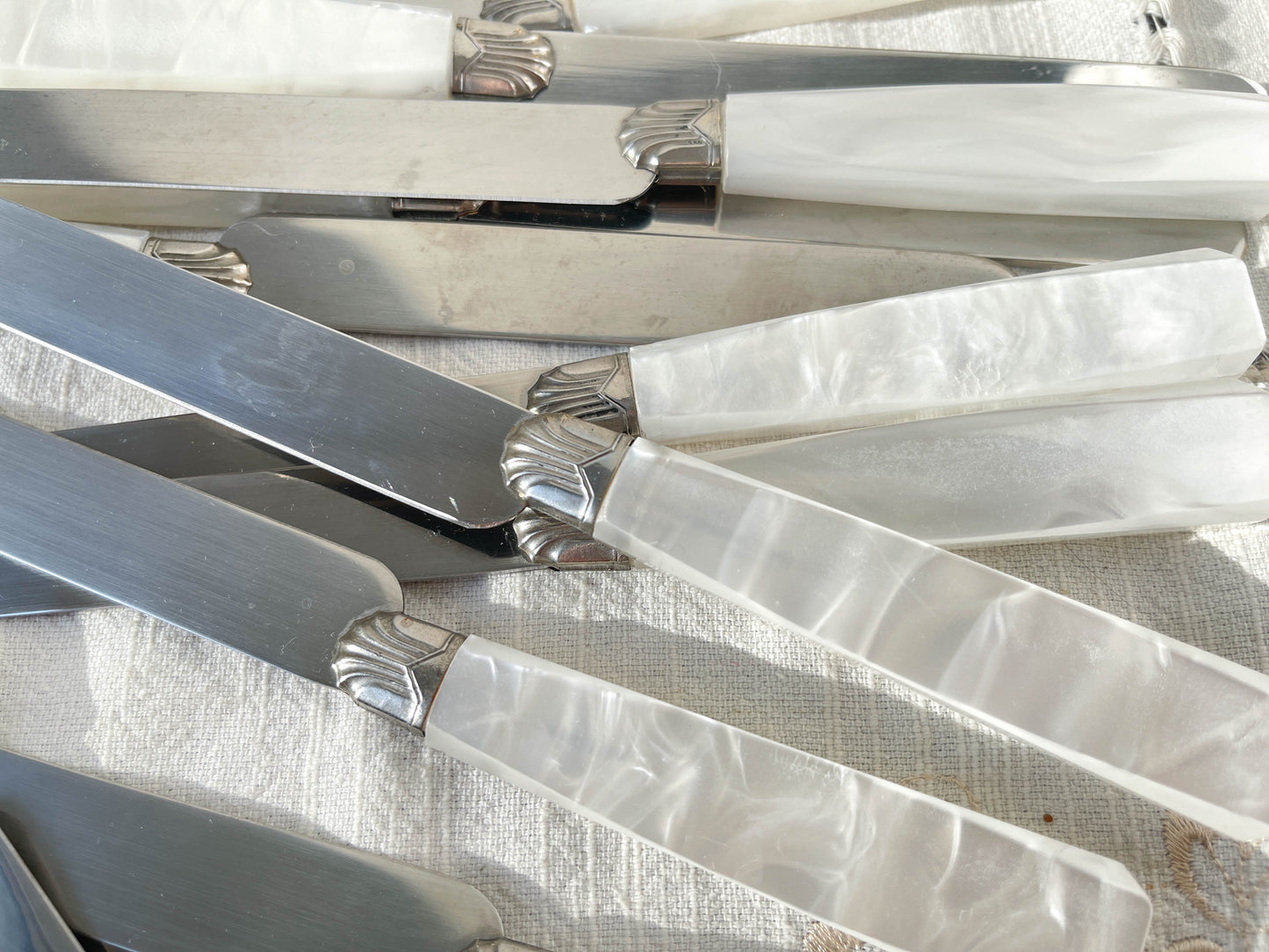 12 couteaux vintage Bakélite Inox effet nacre style Art déco