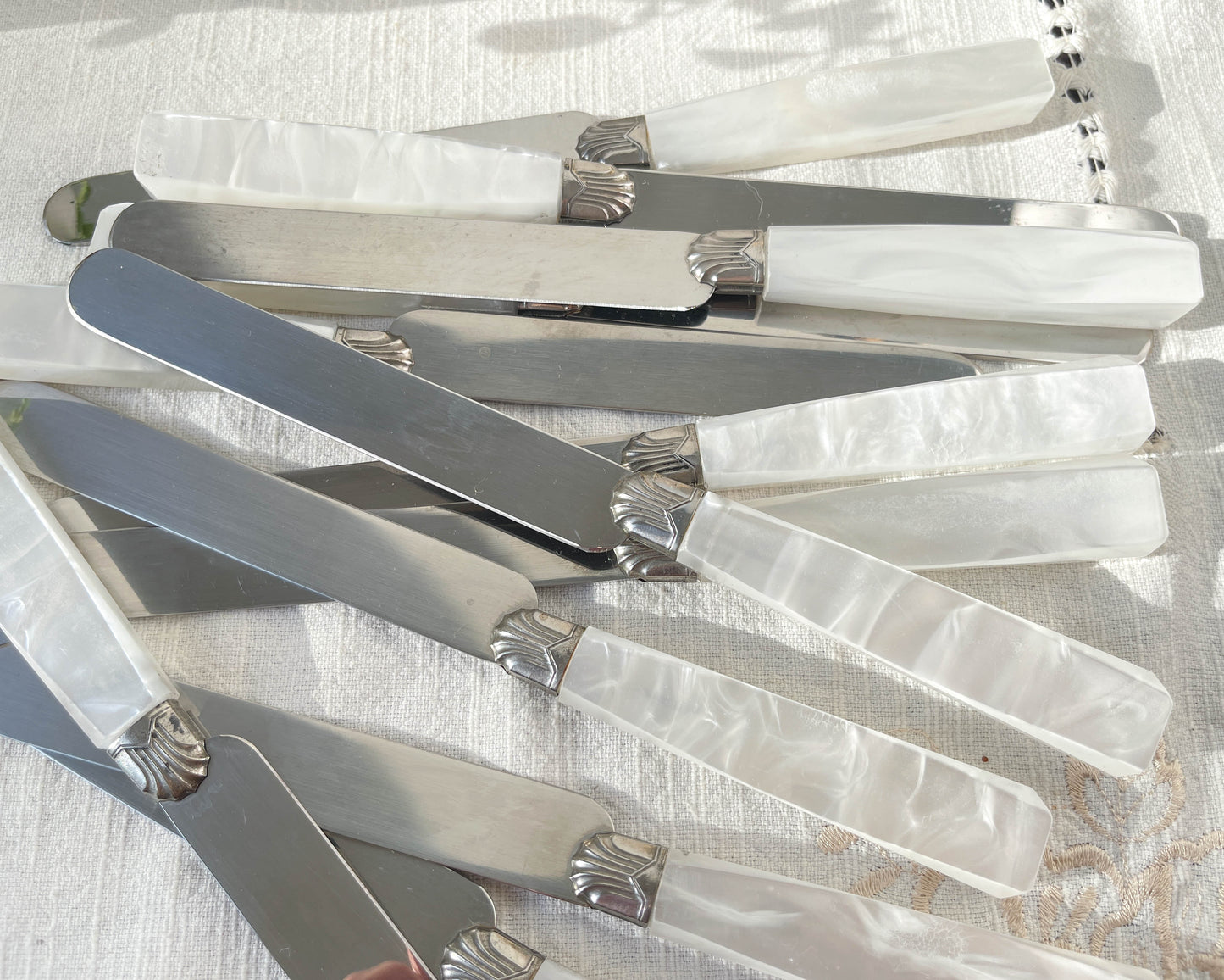 12 couteaux vintage Bakélite Inox effet nacre style Art déco