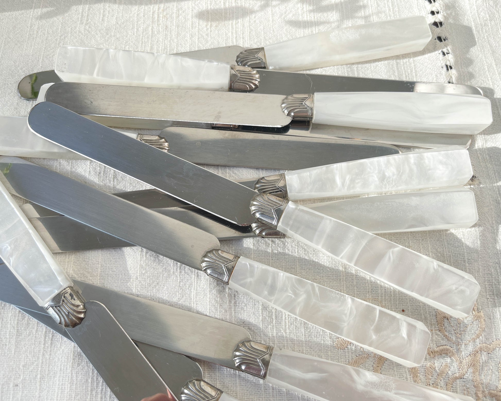 12 couteaux vintage Bakélite Inox effet nacre style Art déco
