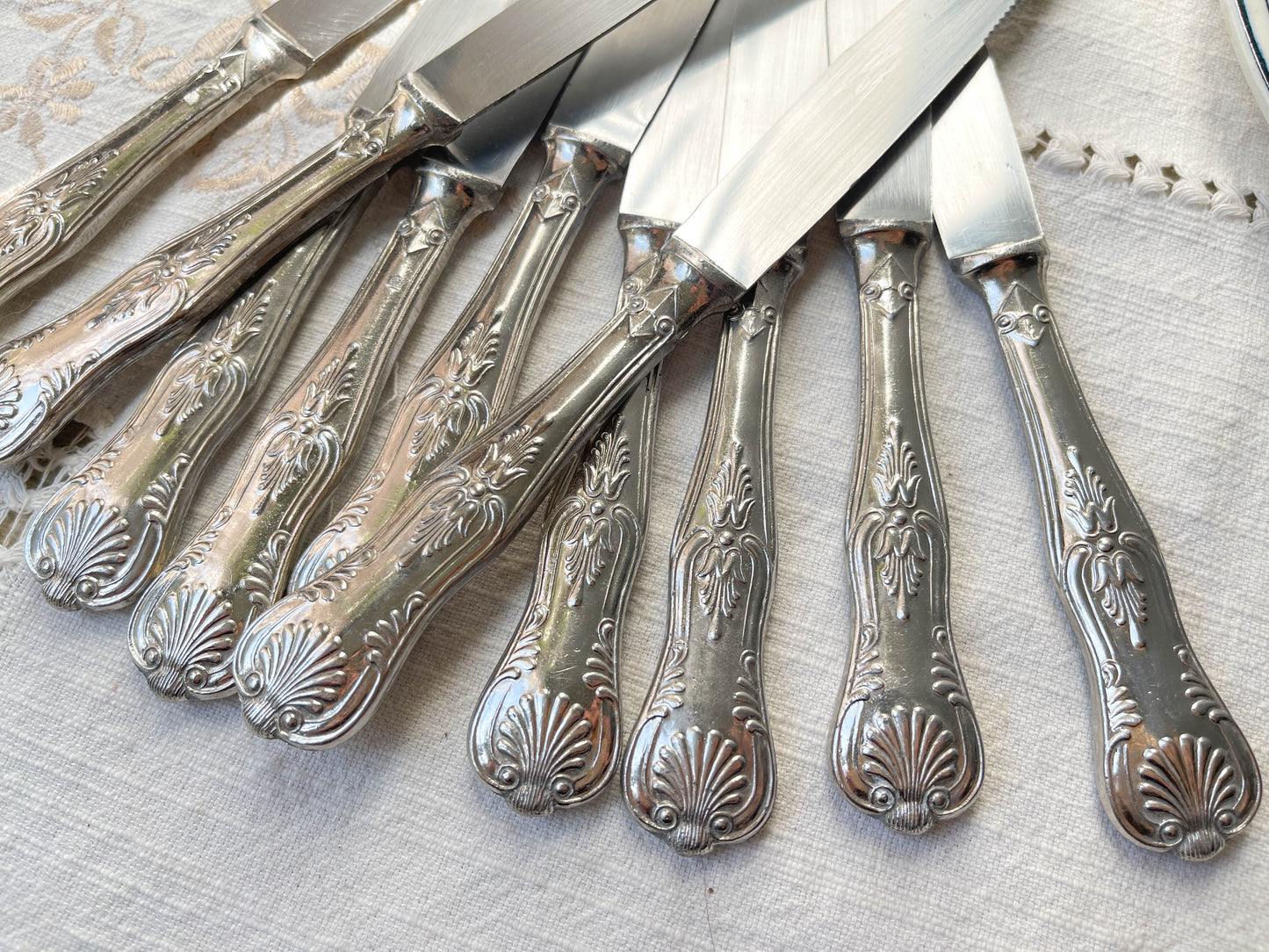 10 Couteaux vintage en métal style Rocaille