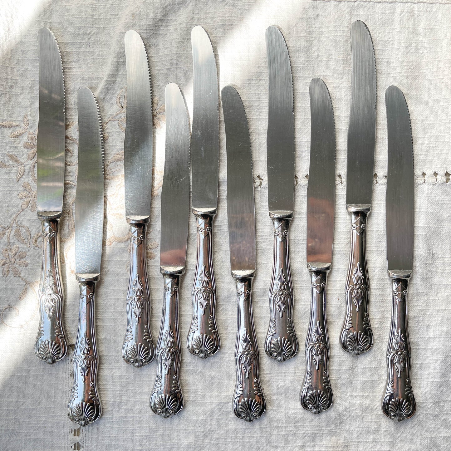 10 Couteaux vintage en métal style Rocaille