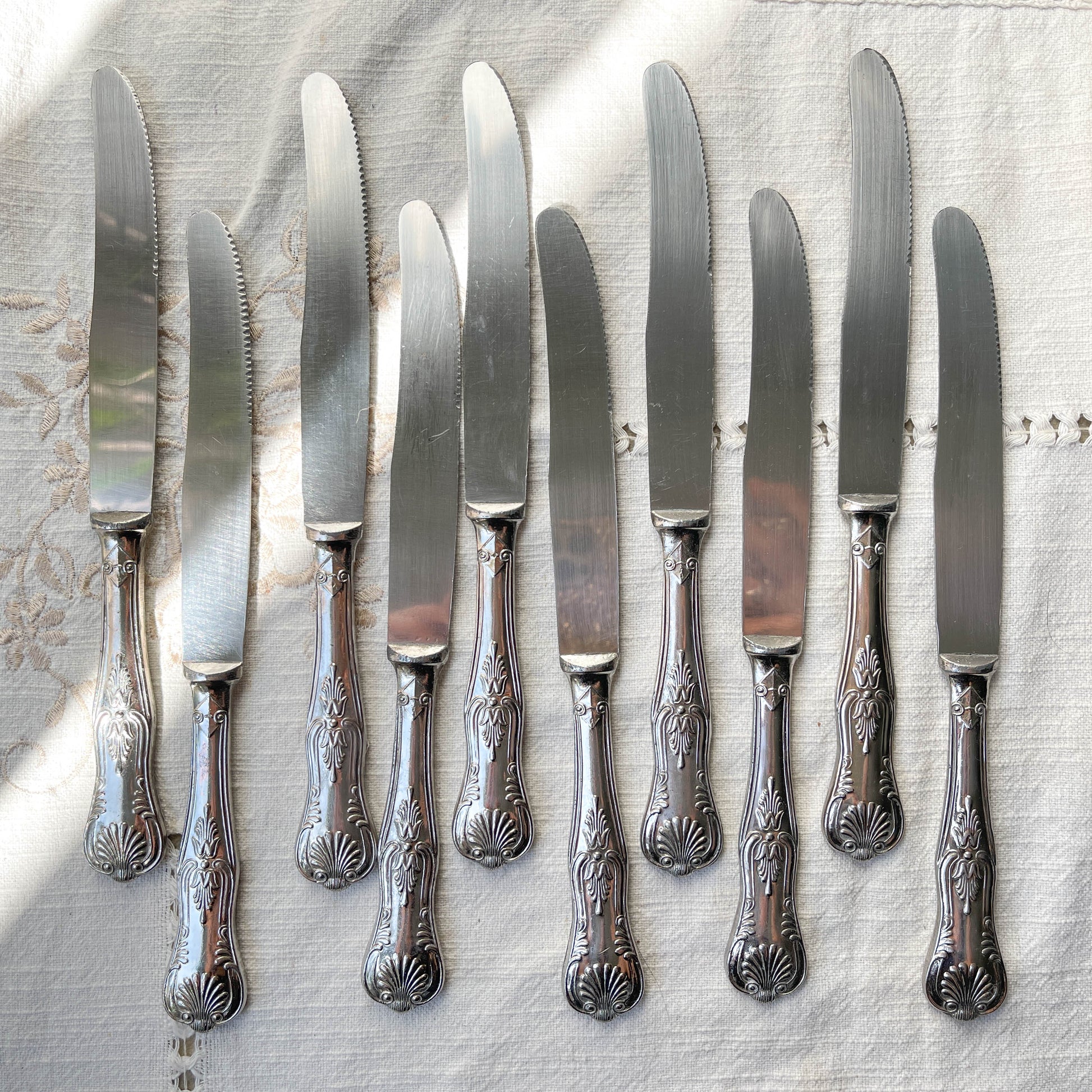 10 Couteaux vintage en métal style Rocaille