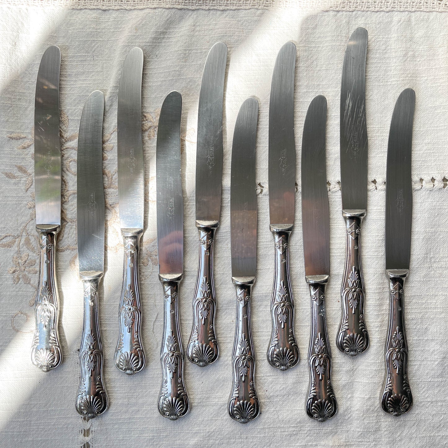10 Couteaux vintage en métal style Rocaille