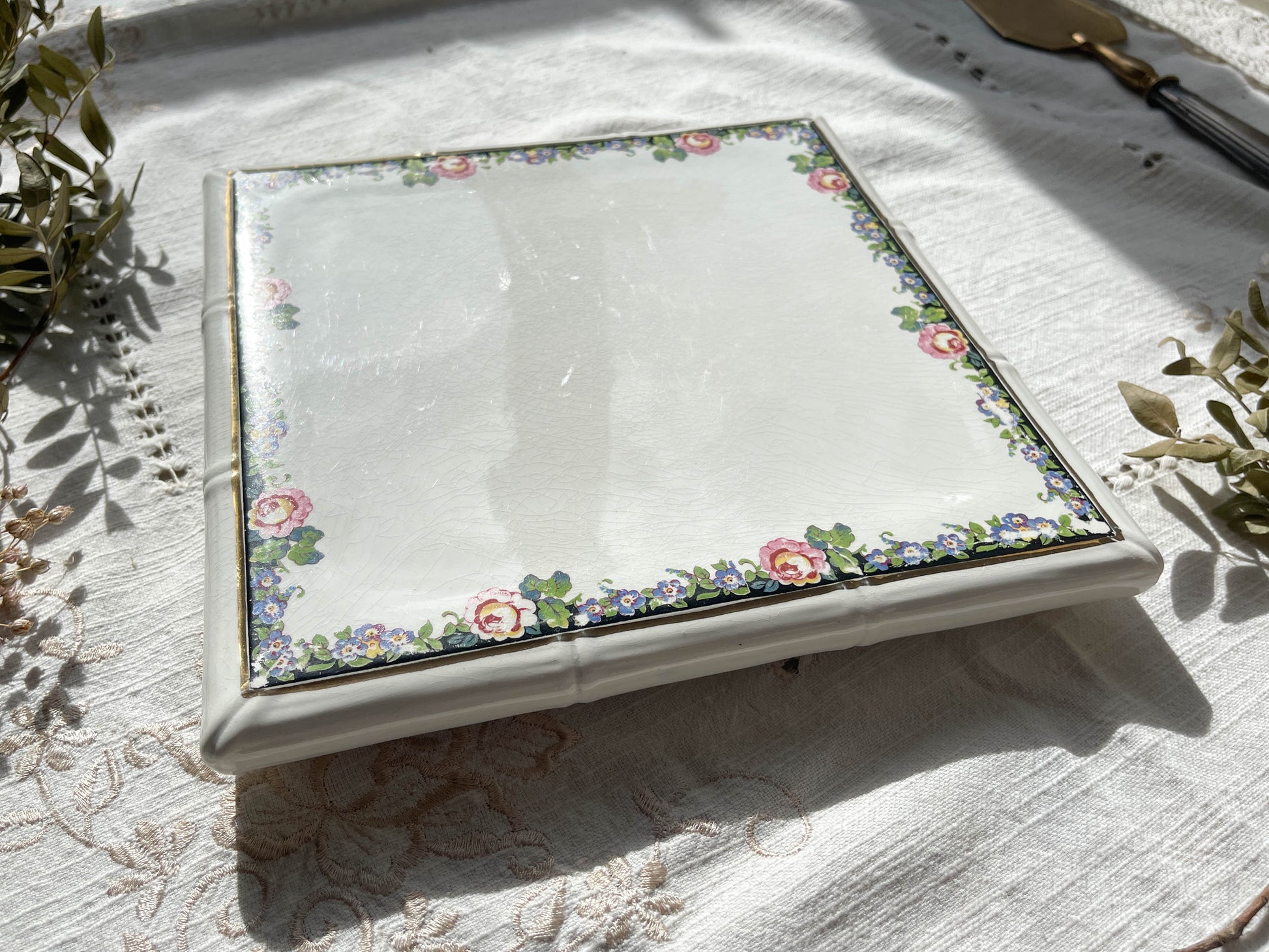 Dessous de plat Terre de fer Digoin Sarreguemins modèle 3984 Motif fleuris noir Made in France
