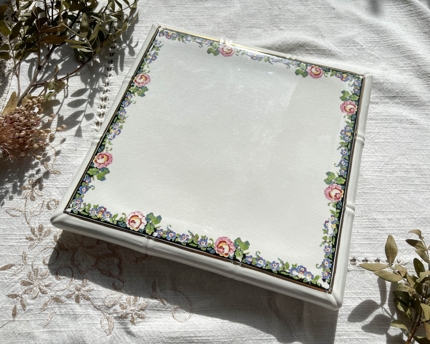 Dessous de plat Terre de fer Digoin Sarreguemins modèle 3984 Motif fleuris noir Made in France