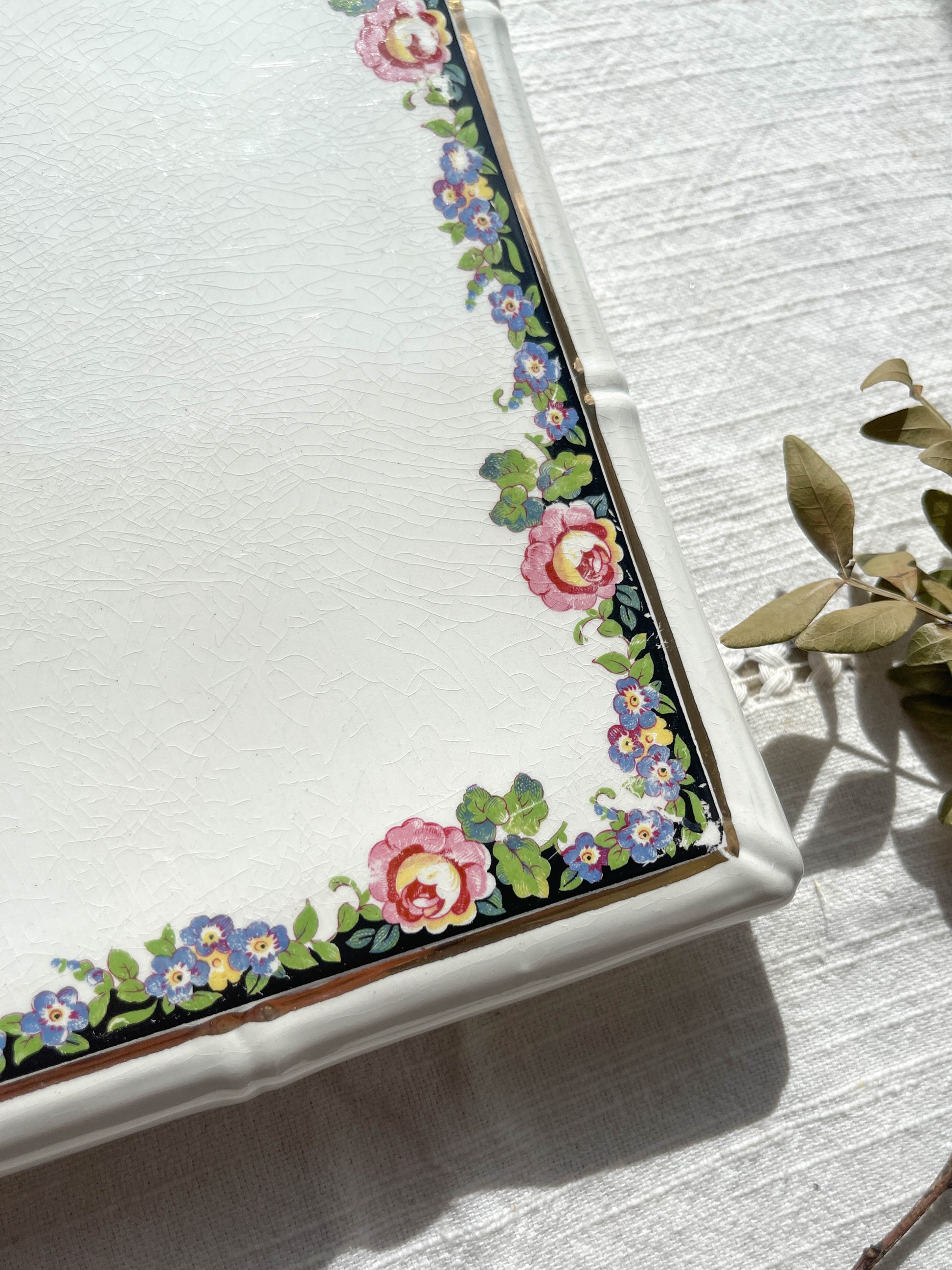 Dessous de plat Terre de fer Digoin Sarreguemins modèle 3984 Motif fleuris noir Made in France