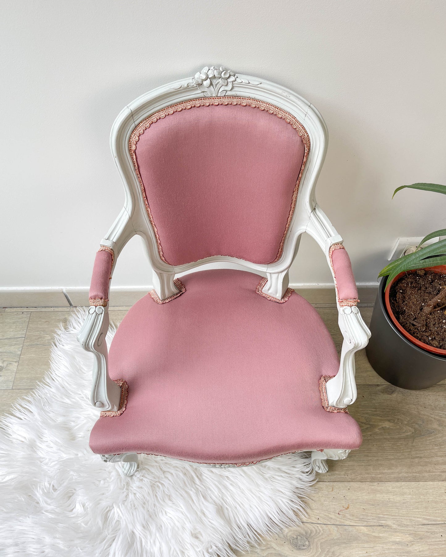 Fauteuil cabriolet rose style Louis XV bois patiné enfant