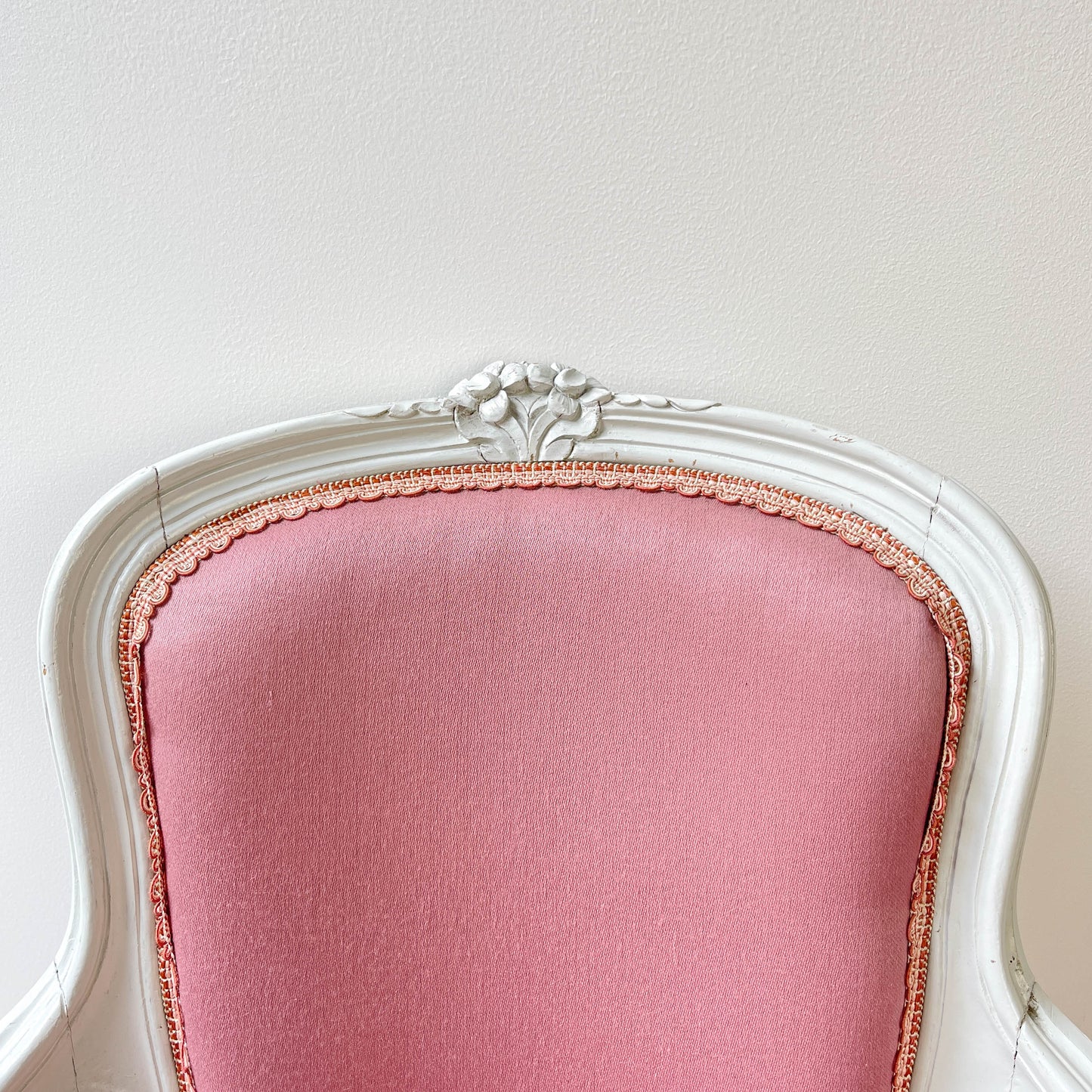 Fauteuil cabriolet rose style Louis XV bois patiné enfant