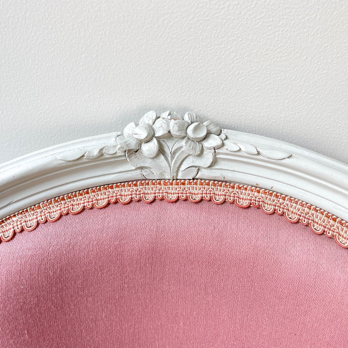 Fauteuil cabriolet rose style Louis XV bois patiné enfant