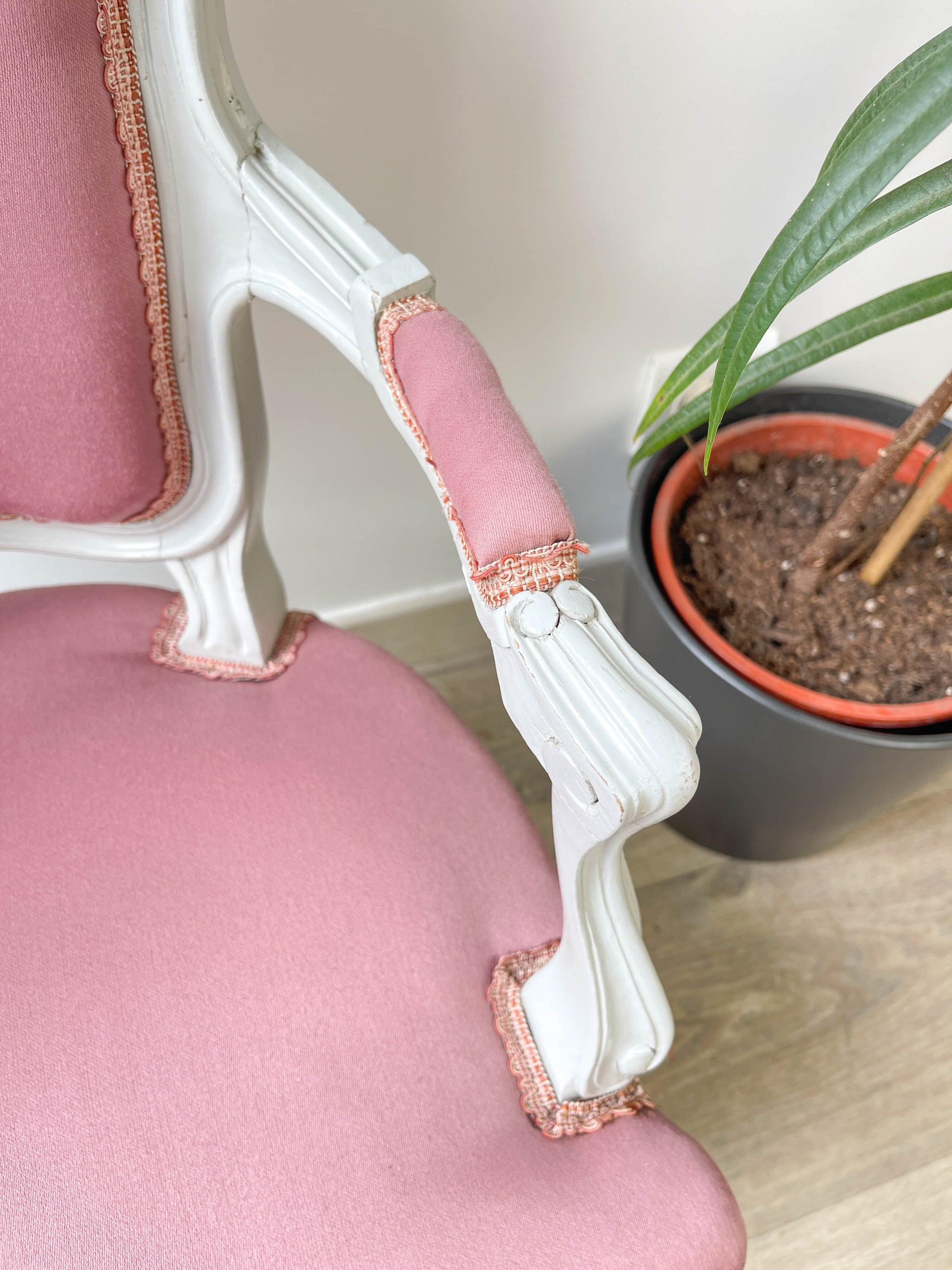 Fauteuil cabriolet rose style Louis XV bois patiné enfant