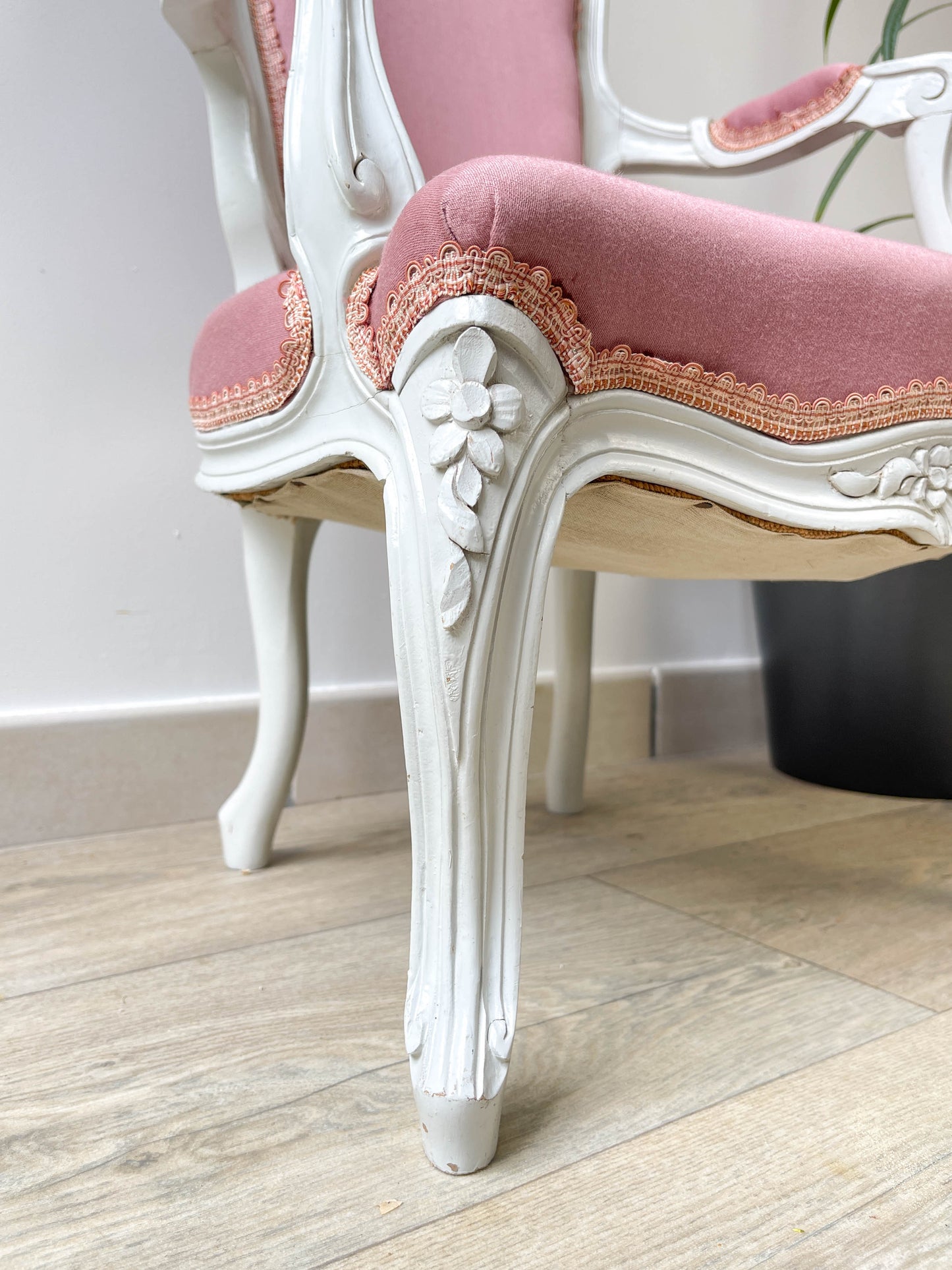 Fauteuil cabriolet rose style Louis XV bois patiné enfant