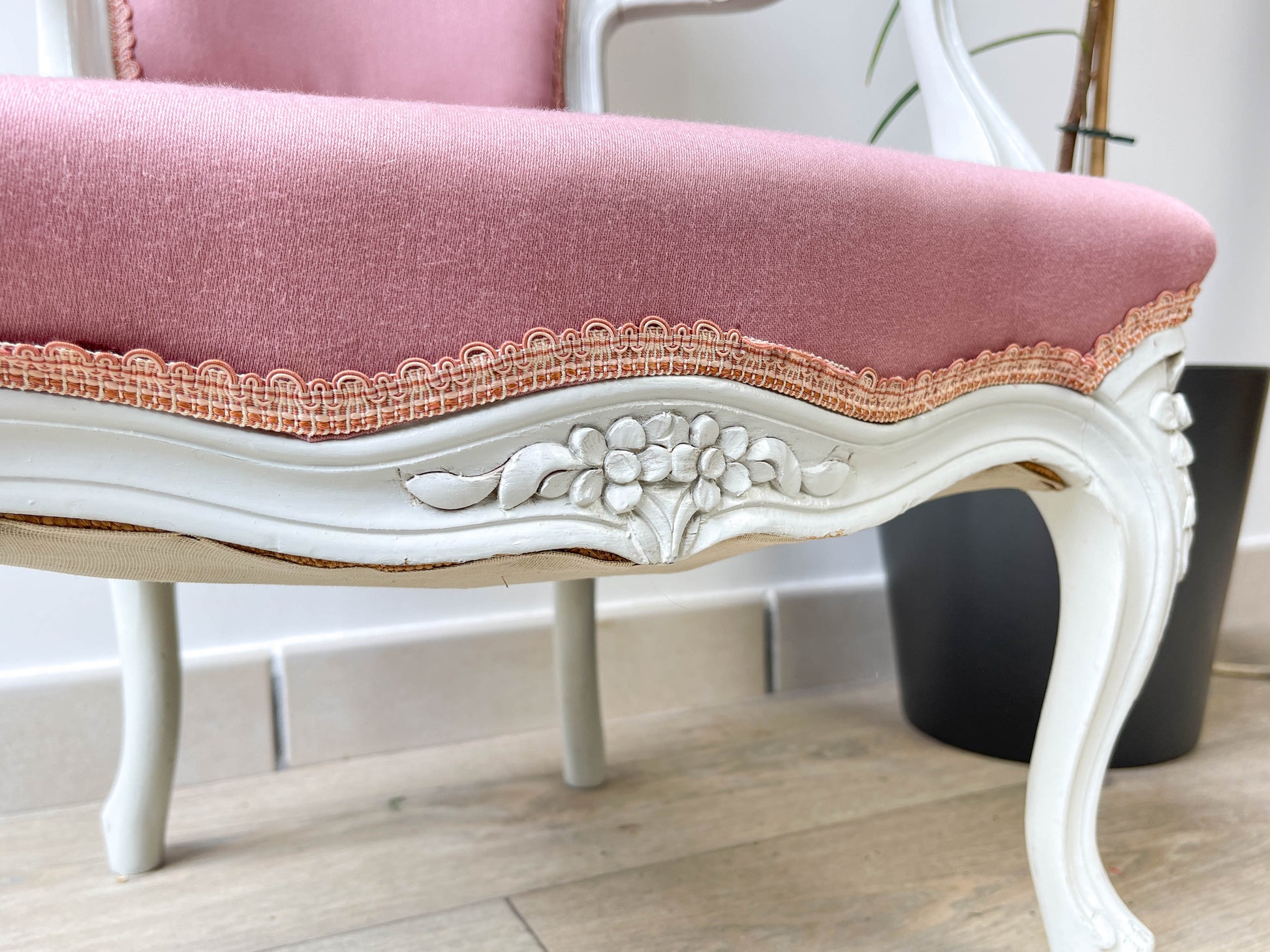 Fauteuil cabriolet rose style Louis XV bois patiné enfant