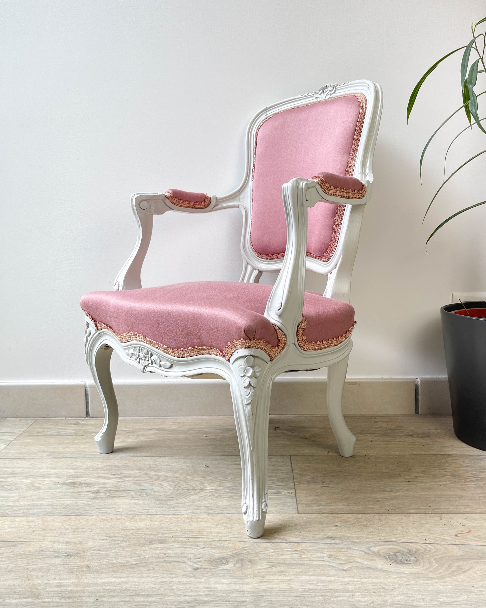 Fauteuil cabriolet rose style Louis XV bois patiné enfant
