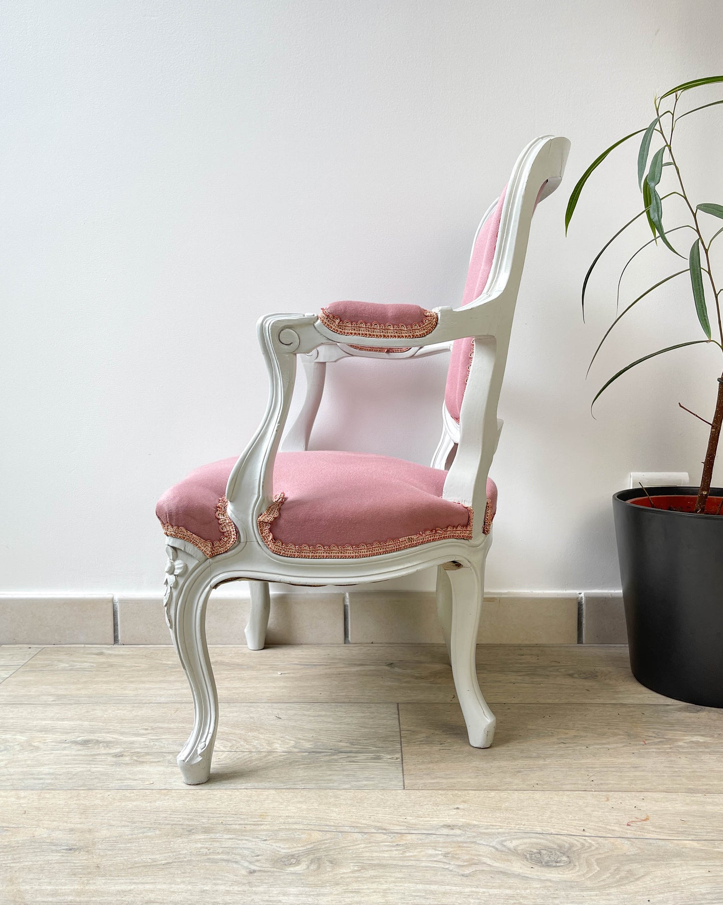 Fauteuil cabriolet rose style Louis XV bois patiné enfant