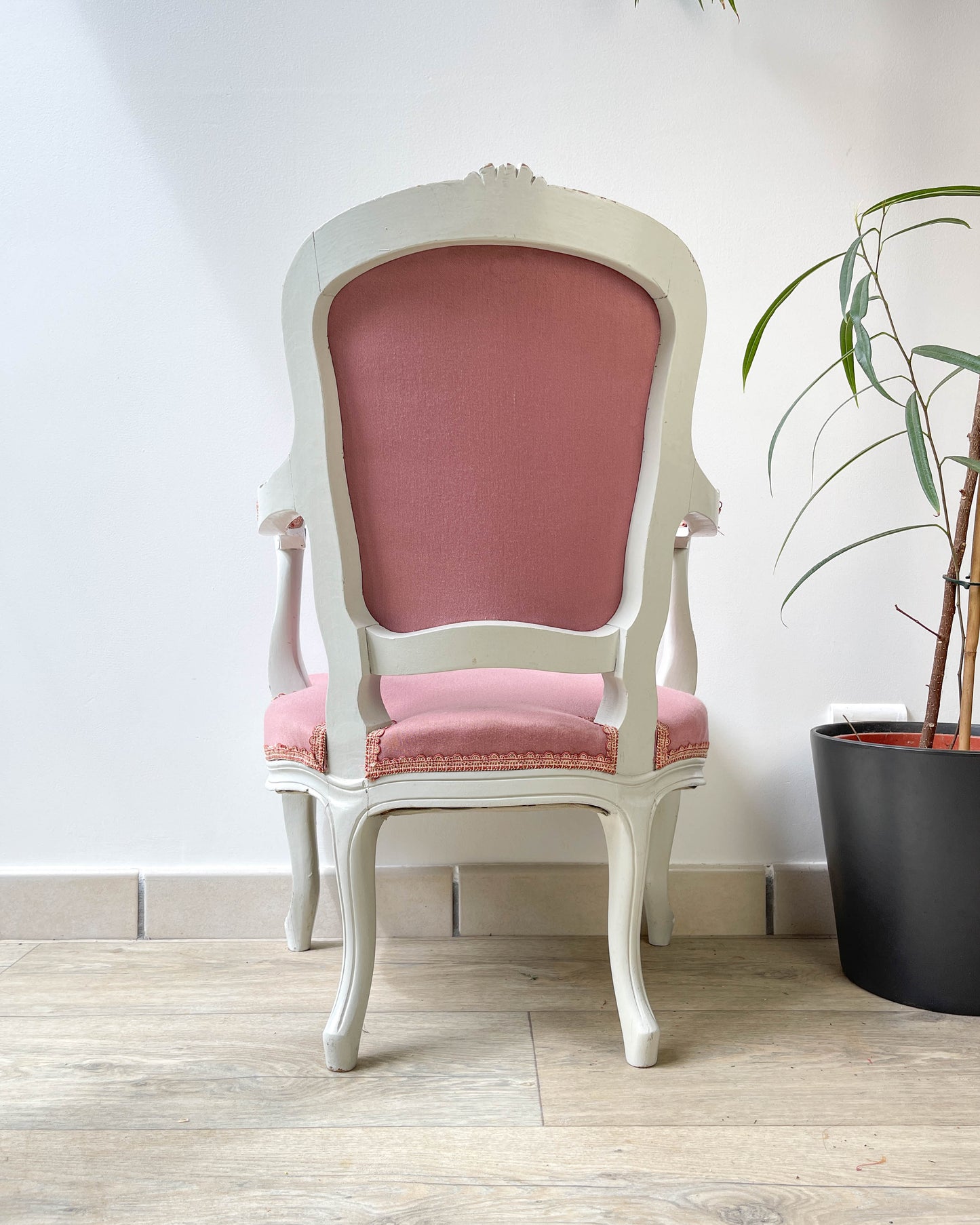 Fauteuil cabriolet rose style Louis XV bois patiné enfant