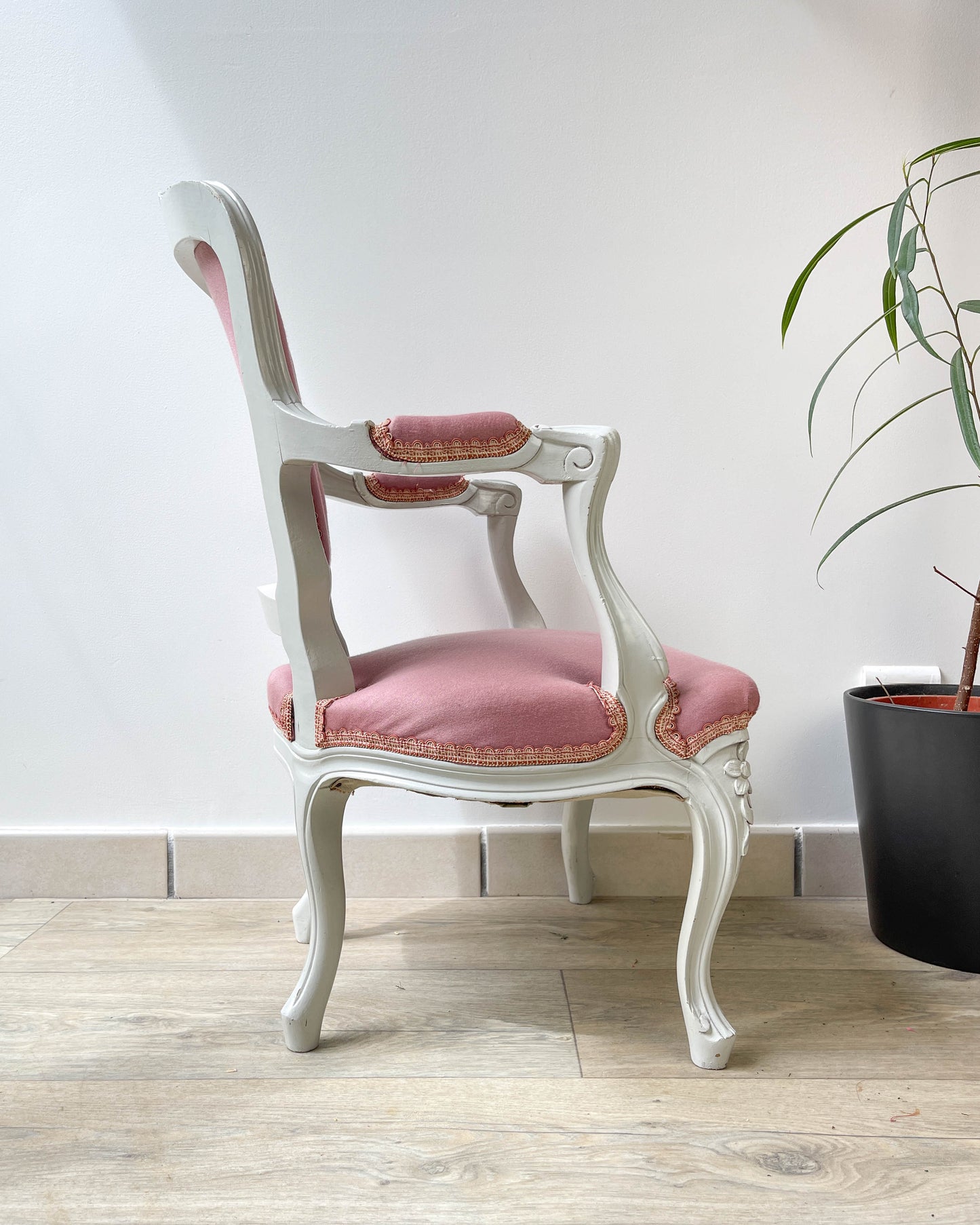 Fauteuil cabriolet rose style Louis XV bois patiné enfant
