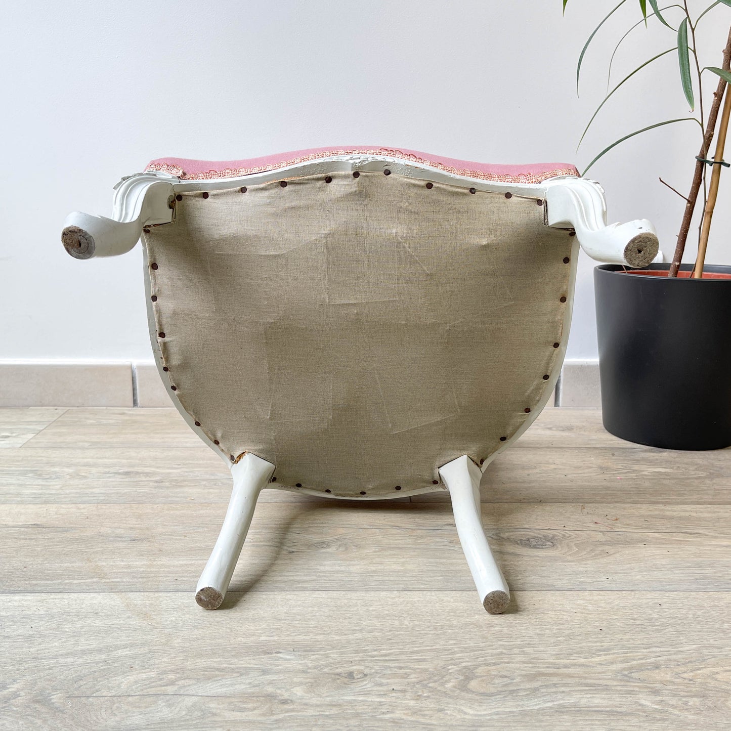 Fauteuil cabriolet rose style Louis XV bois patiné enfant