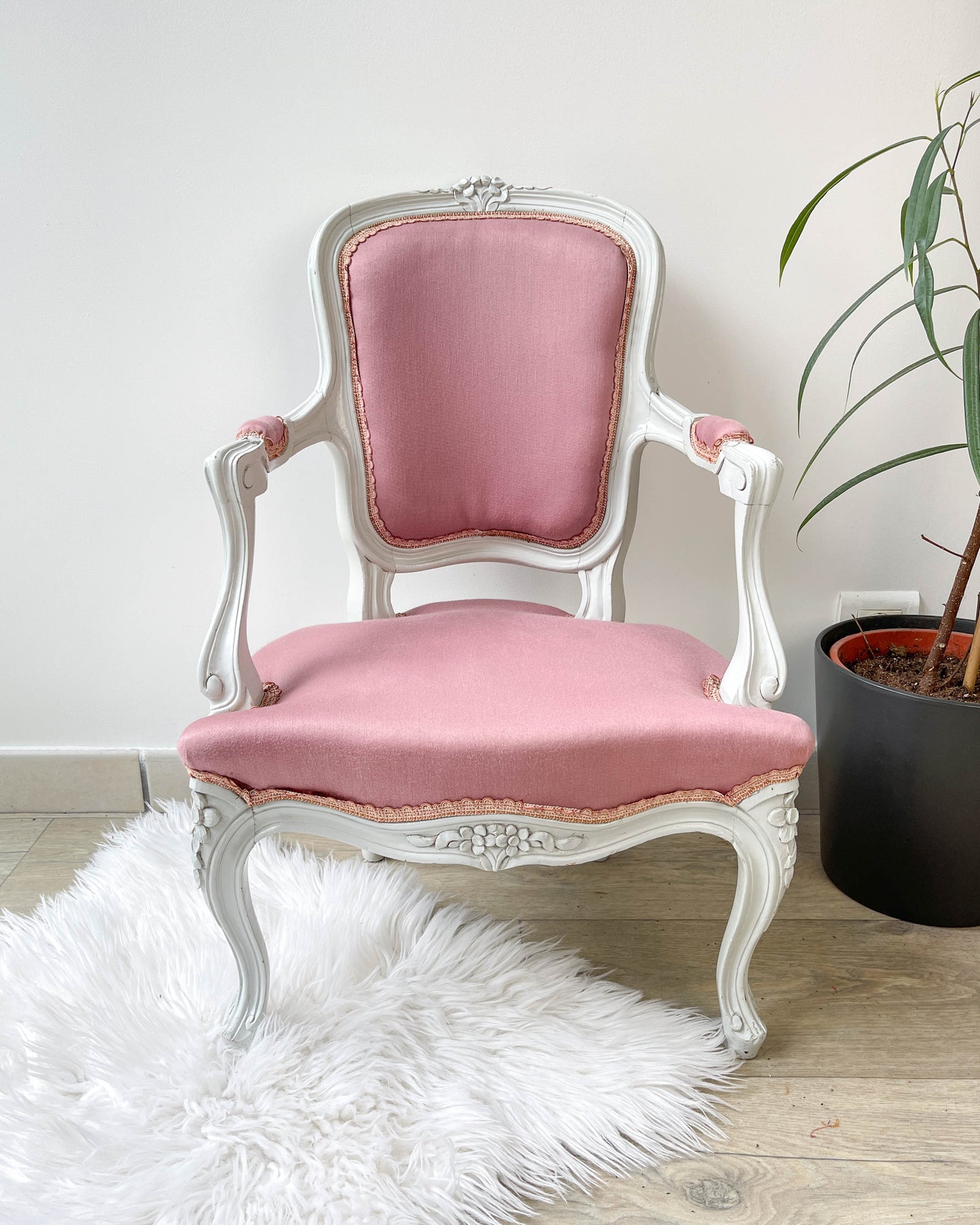 Fauteuil cabriolet rose style Louis XV bois patiné enfant