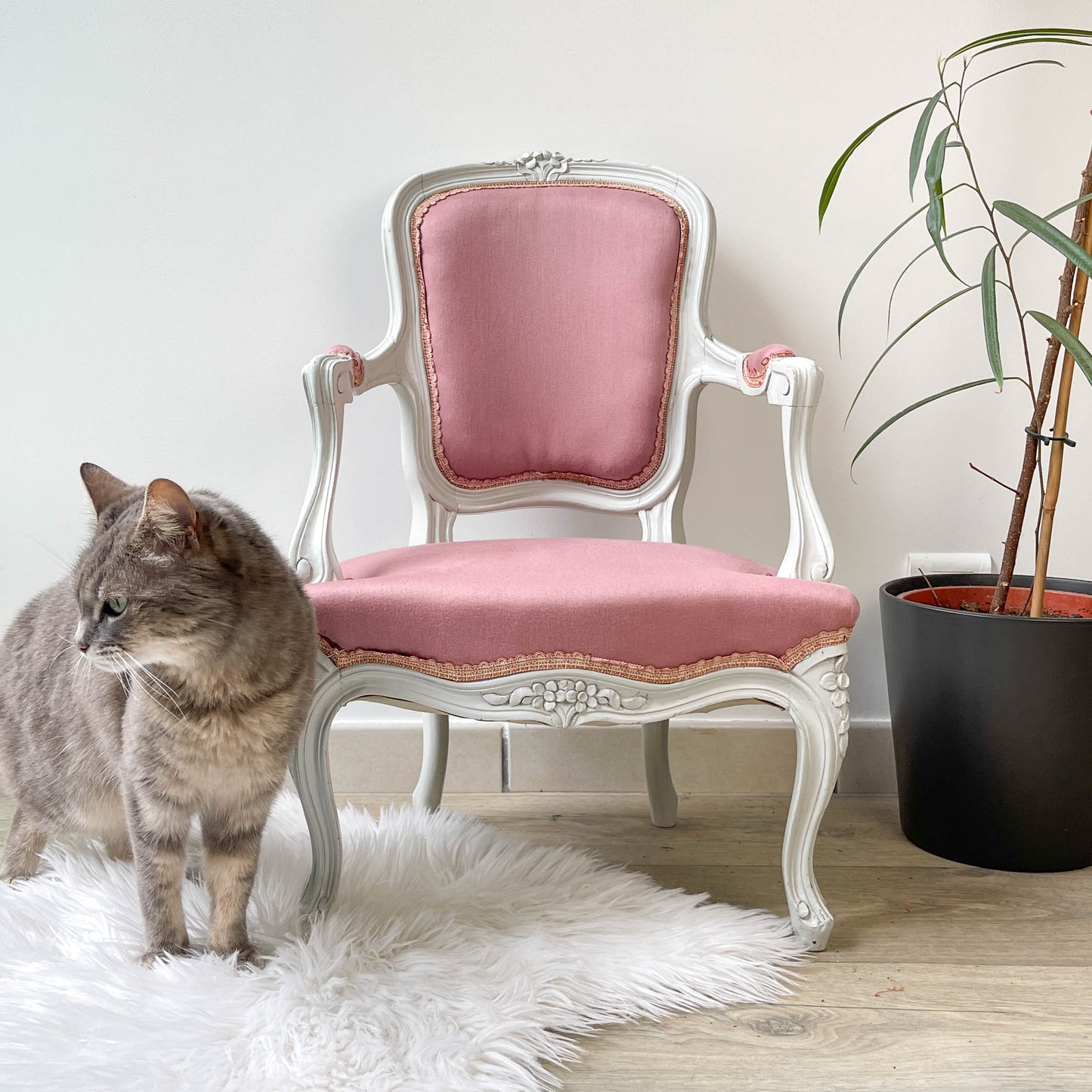 Fauteuil cabriolet rose style Louis XV bois patiné enfant