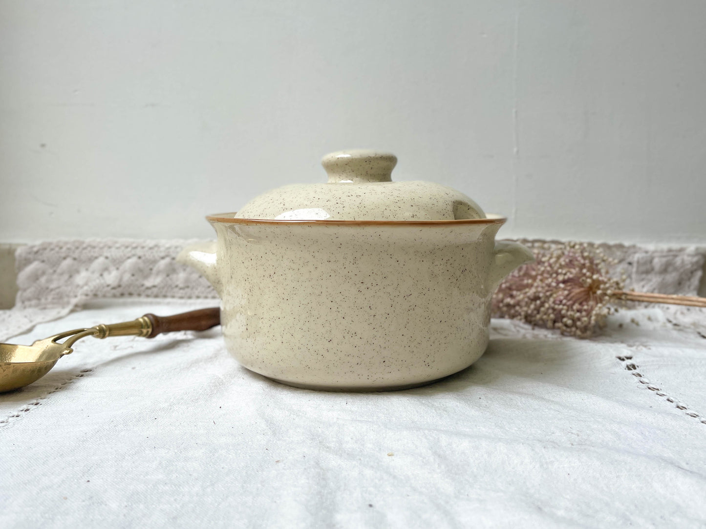 Soupière en grès beige moucheté Tulowice Poland 1970