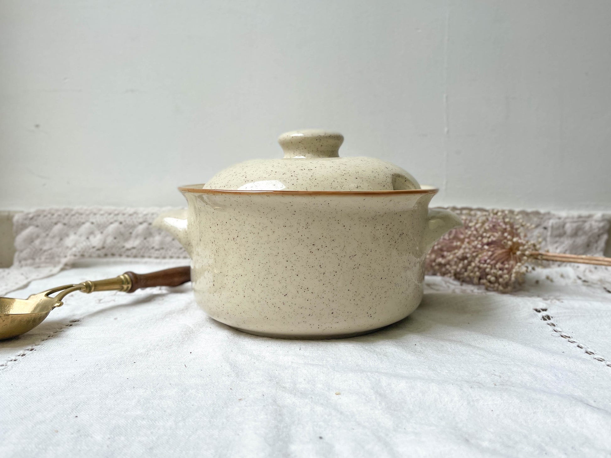 Soupière en grès beige moucheté Tulowice Poland 1970