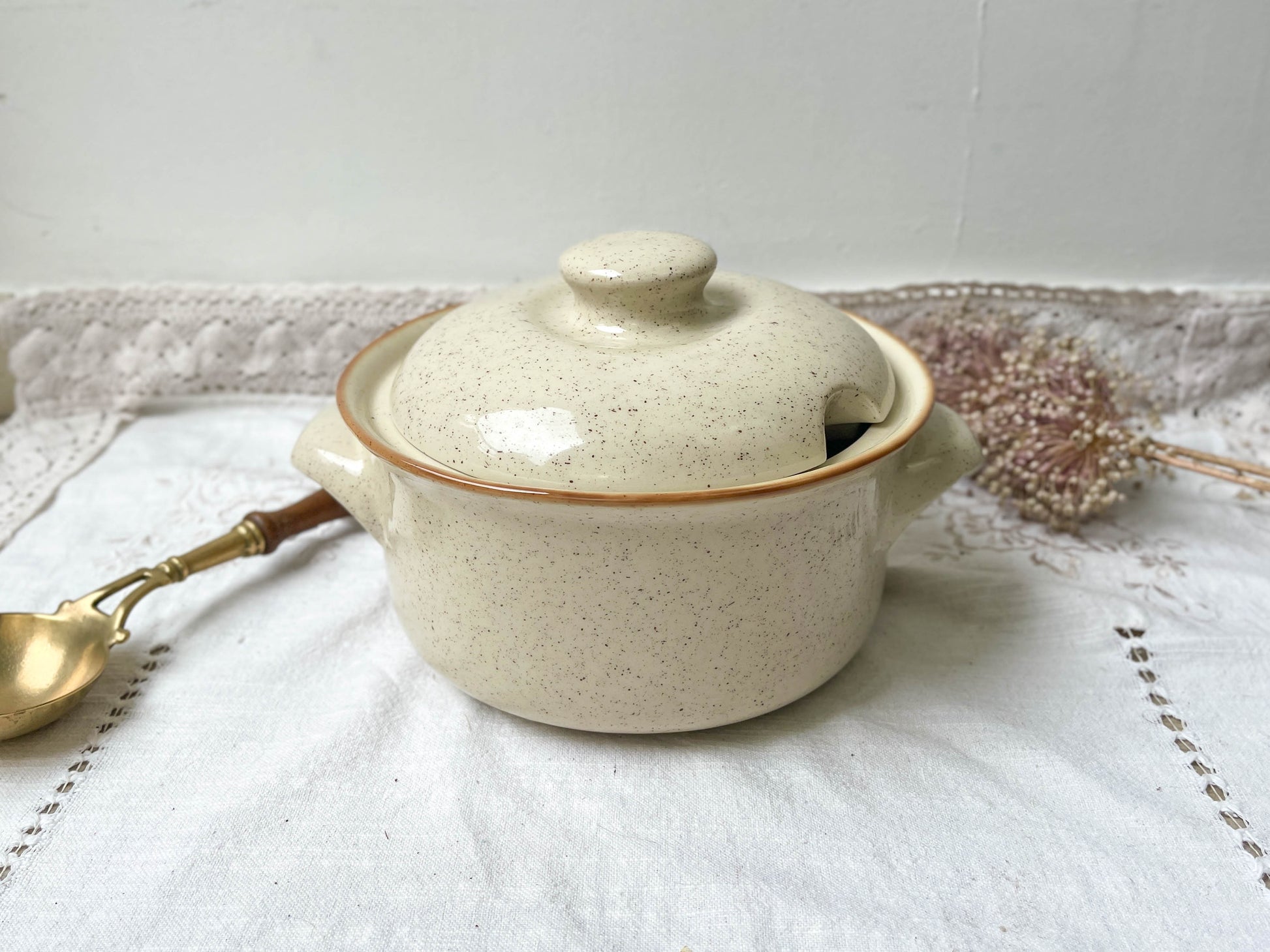 Soupière en grès beige moucheté Tulowice Poland 1970