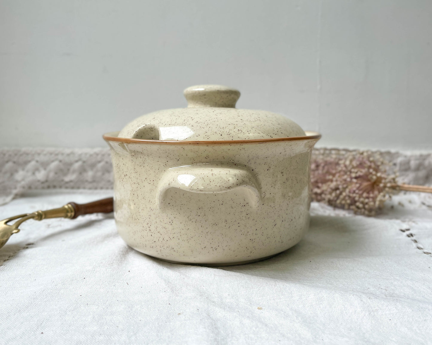 Soupière en grès beige moucheté Tulowice Poland 1970