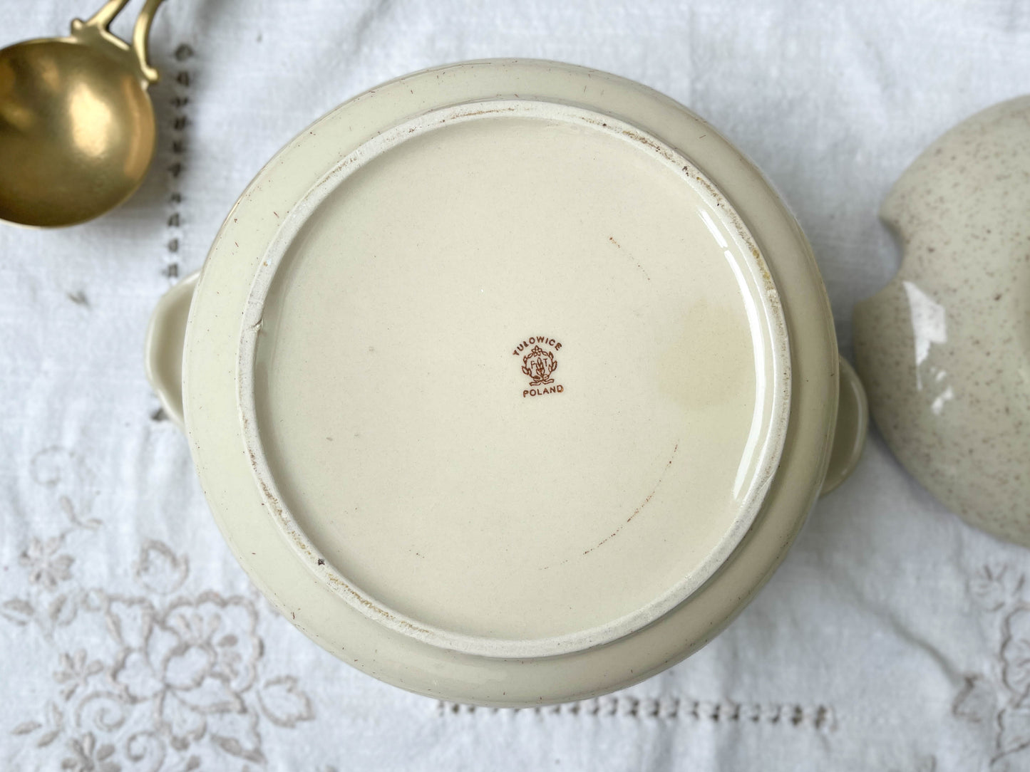 Soupière en grès beige moucheté Tulowice Poland 1970
