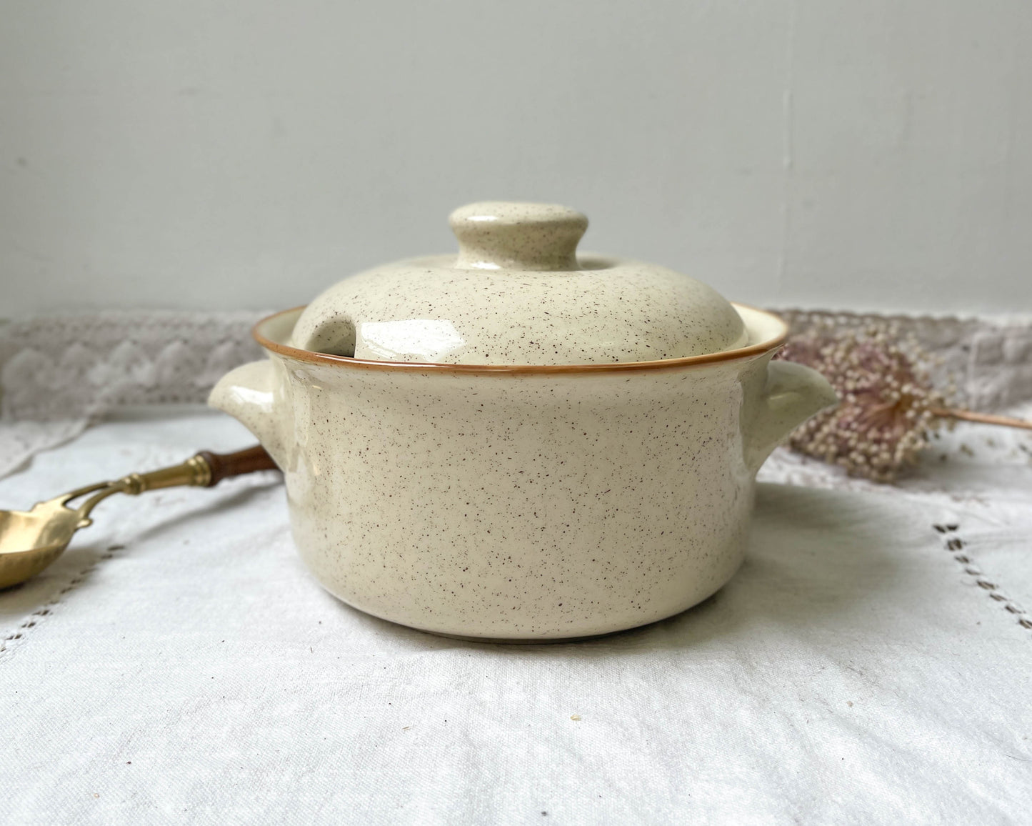 Soupière en grès beige moucheté Tulowice Poland 1970