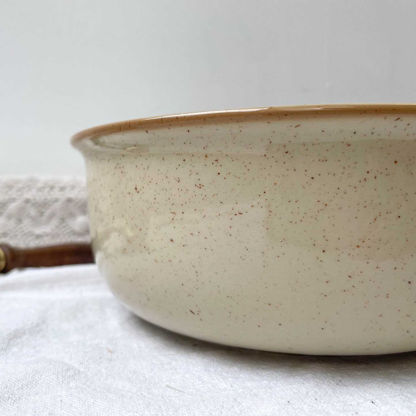 Saladier en grès beige moucheté Tulowice Poland 1970