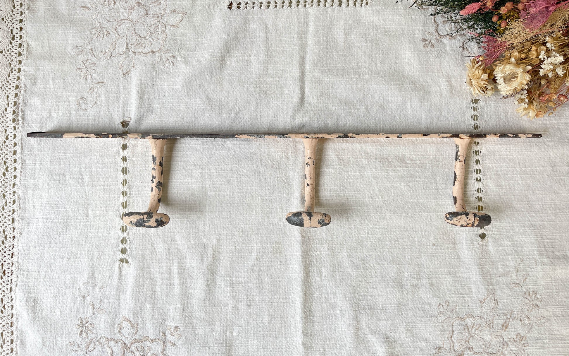 Patère murale vintage en fonte émaillée 3 crochets
