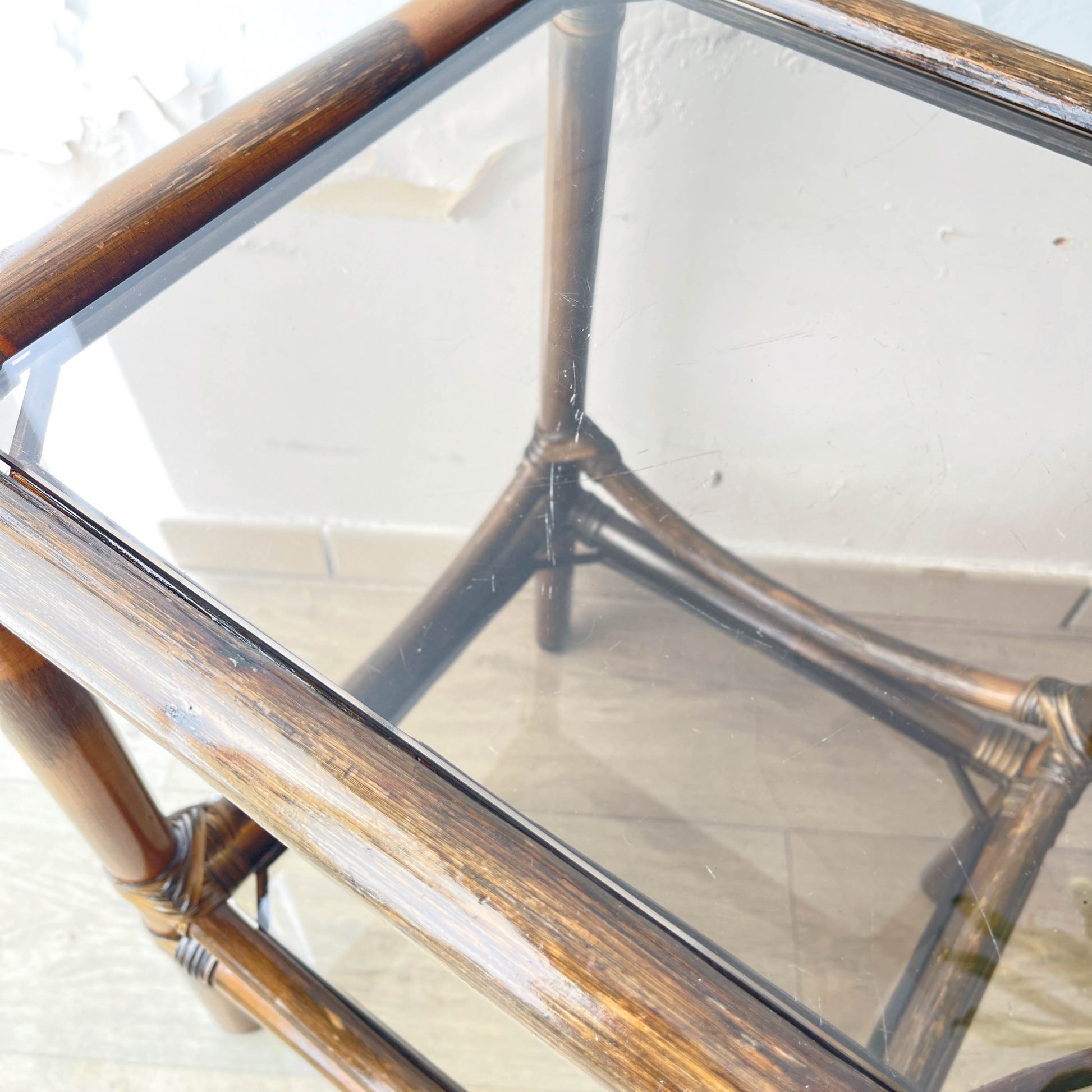 Table d'appoint vintage en rotin et verre 1950