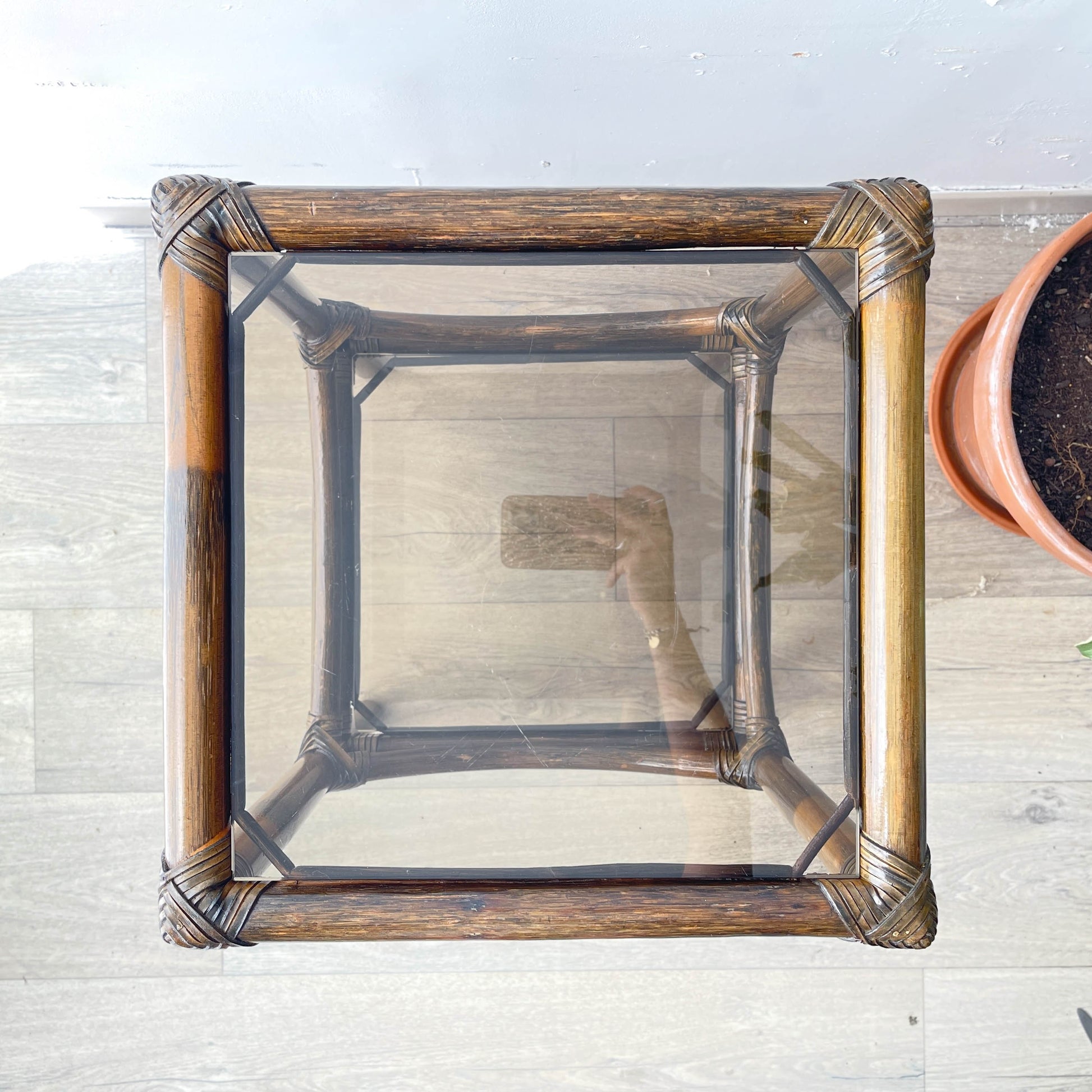Table d'appoint vintage en rotin et verre 1950
