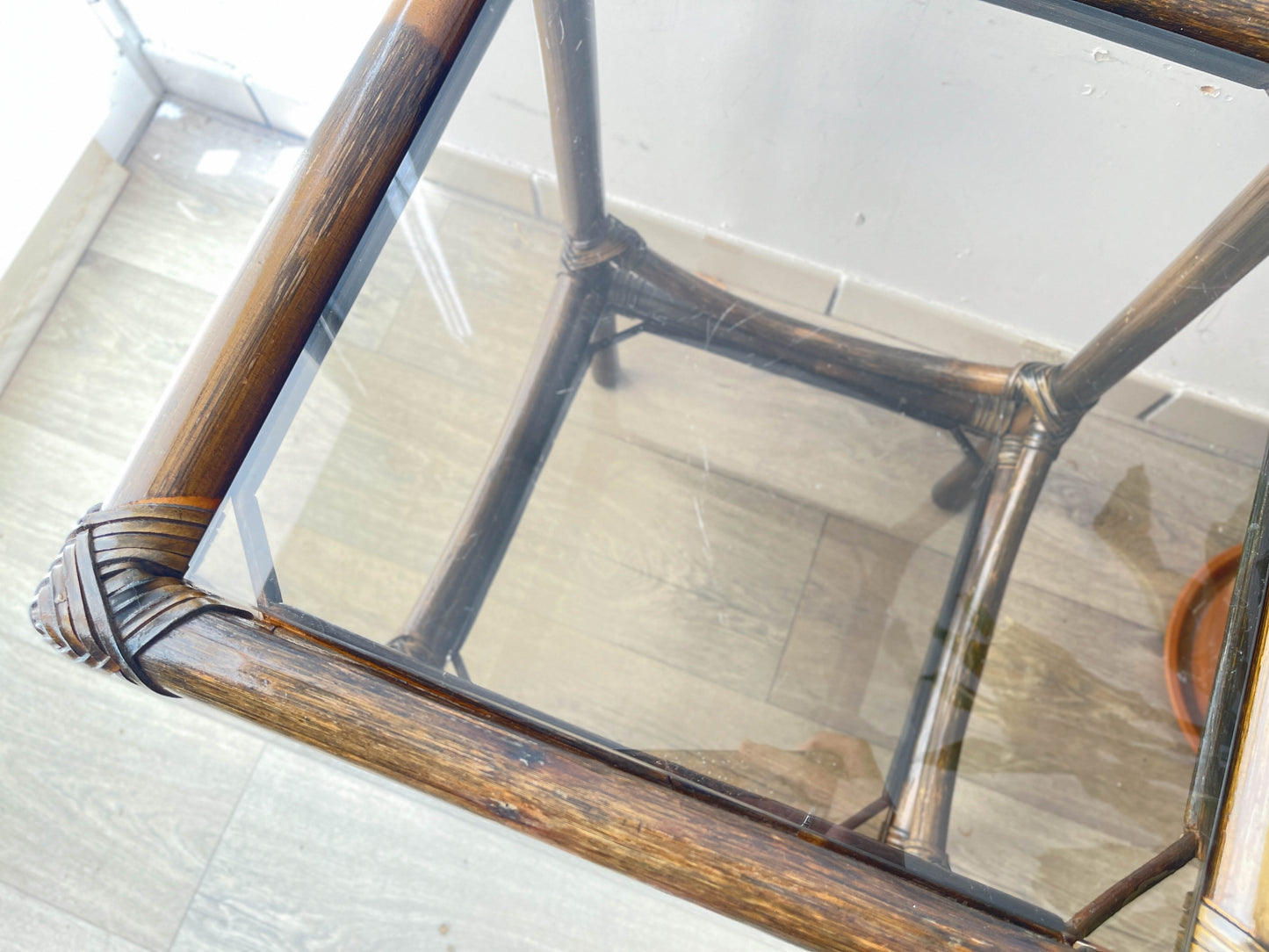 Table d'appoint vintage en rotin et verre 1950