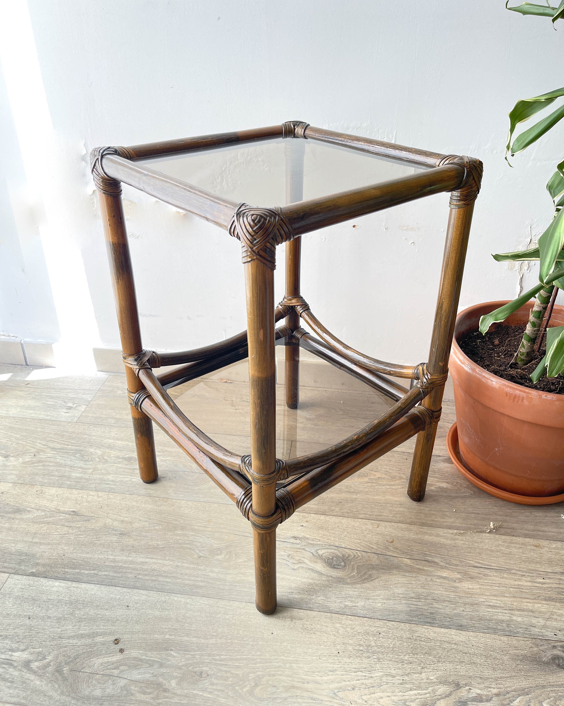 Table d'appoint vintage en rotin et verre 1950
