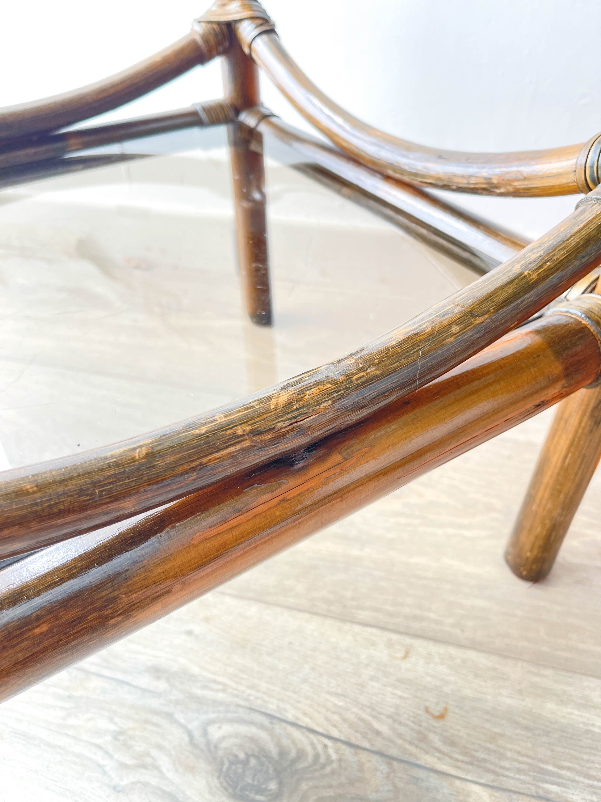 Table d'appoint vintage en rotin et verre 1950