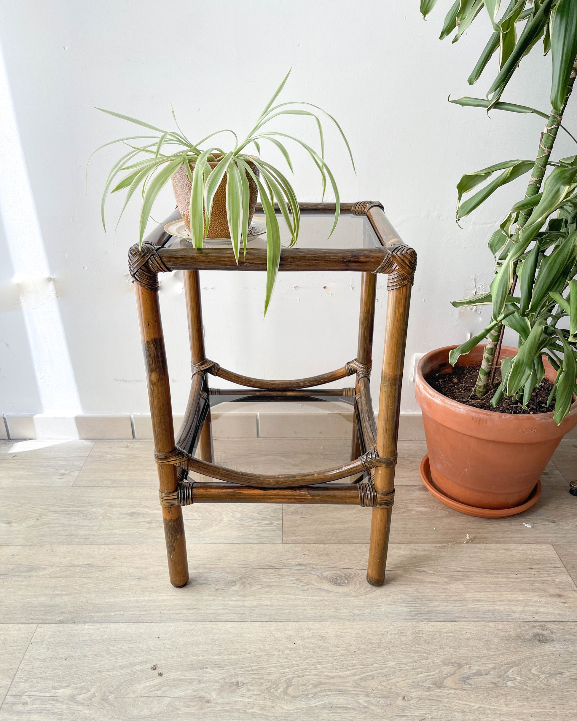 Table d'appoint vintage en rotin et verre 1950