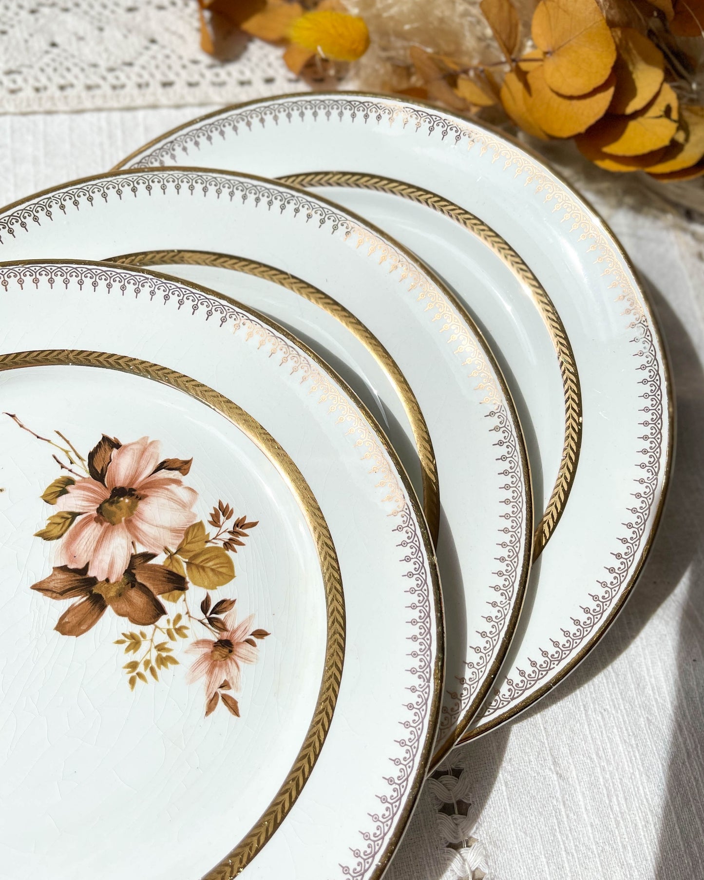 Petites assiettes en porcelaine OLYMPIA motif fleuris et dorure