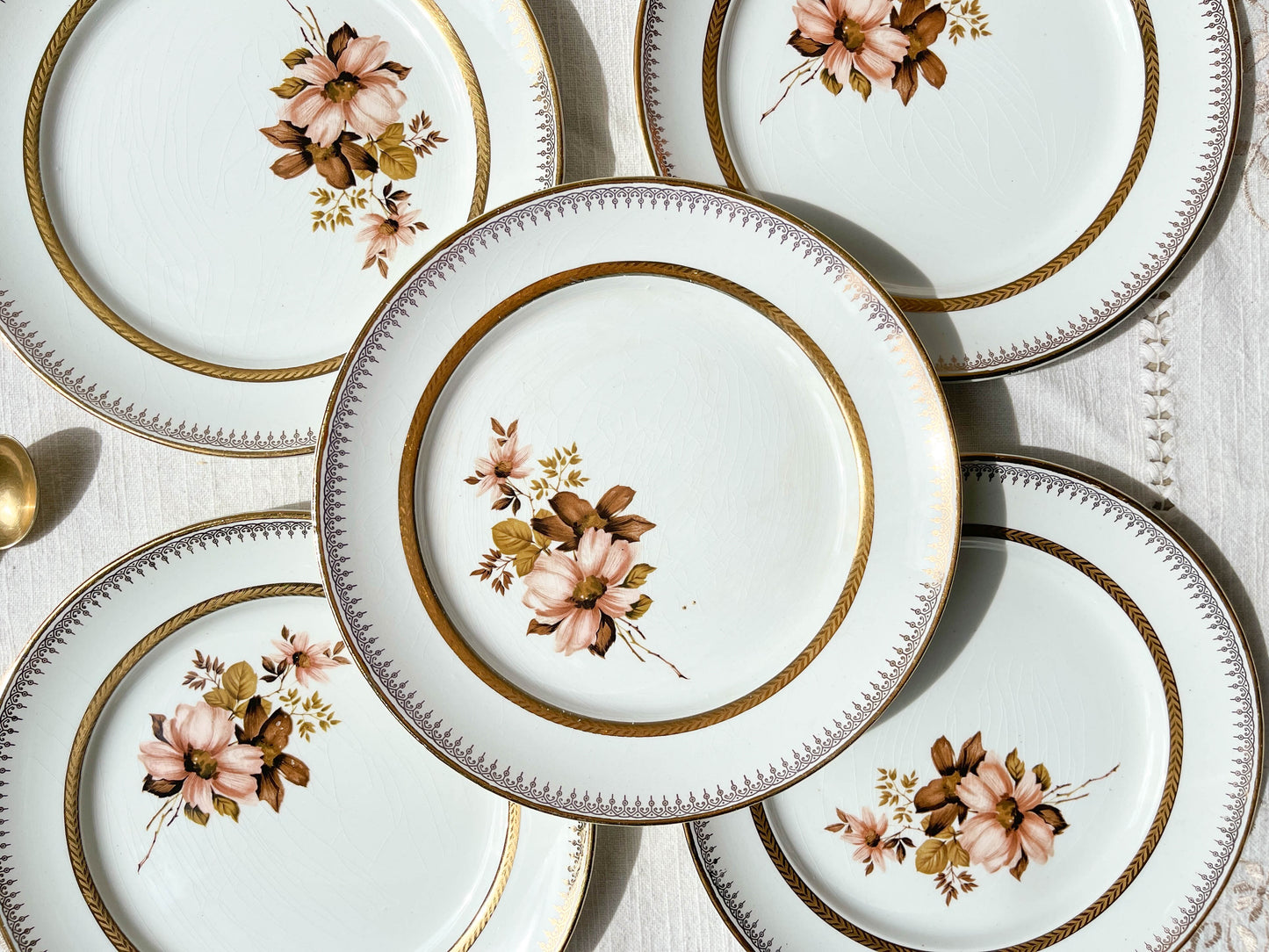 Petites assiettes en porcelaine OLYMPIA motif fleuris et dorure