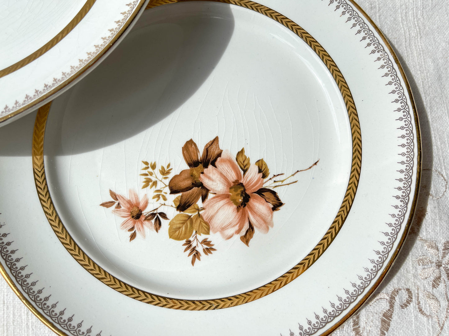 Petites assiettes en porcelaine OLYMPIA motif fleuris et dorure