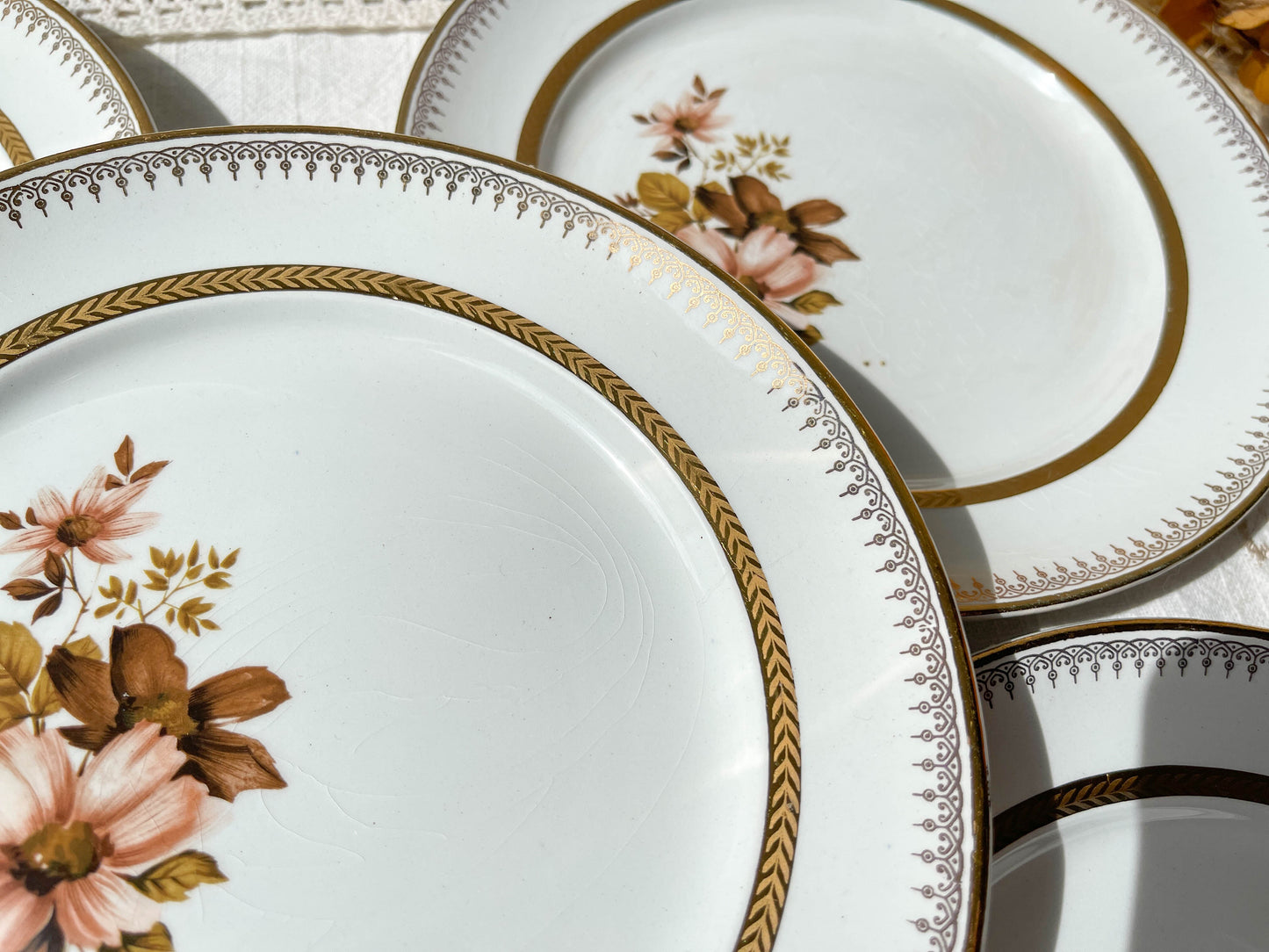 Petites assiettes en porcelaine OLYMPIA motif fleuris et dorure