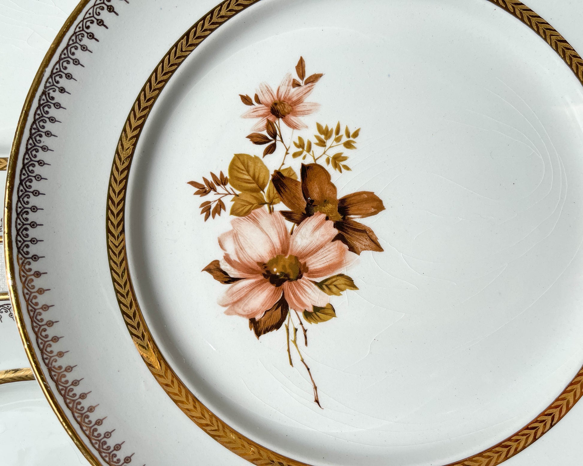 Petites assiettes en porcelaine OLYMPIA motif fleuris et dorure