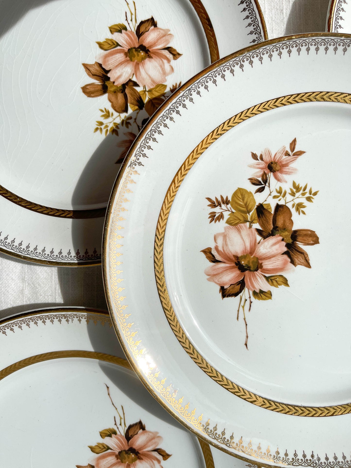 Petites assiettes en porcelaine OLYMPIA motif fleuris et dorure