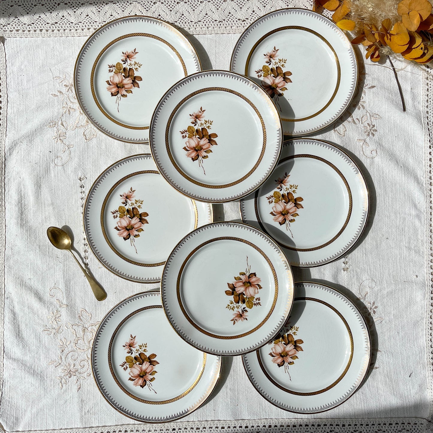 Petites assiettes en porcelaine OLYMPIA motif fleuris et dorure